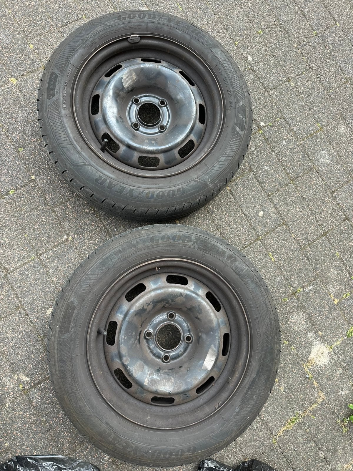 Banden/wieldoppen peugeot/citroen 185/65R15, Auto-onderdelen, Banden en Velgen, Ophalen, 15 inch, 185 mm, Band(en)