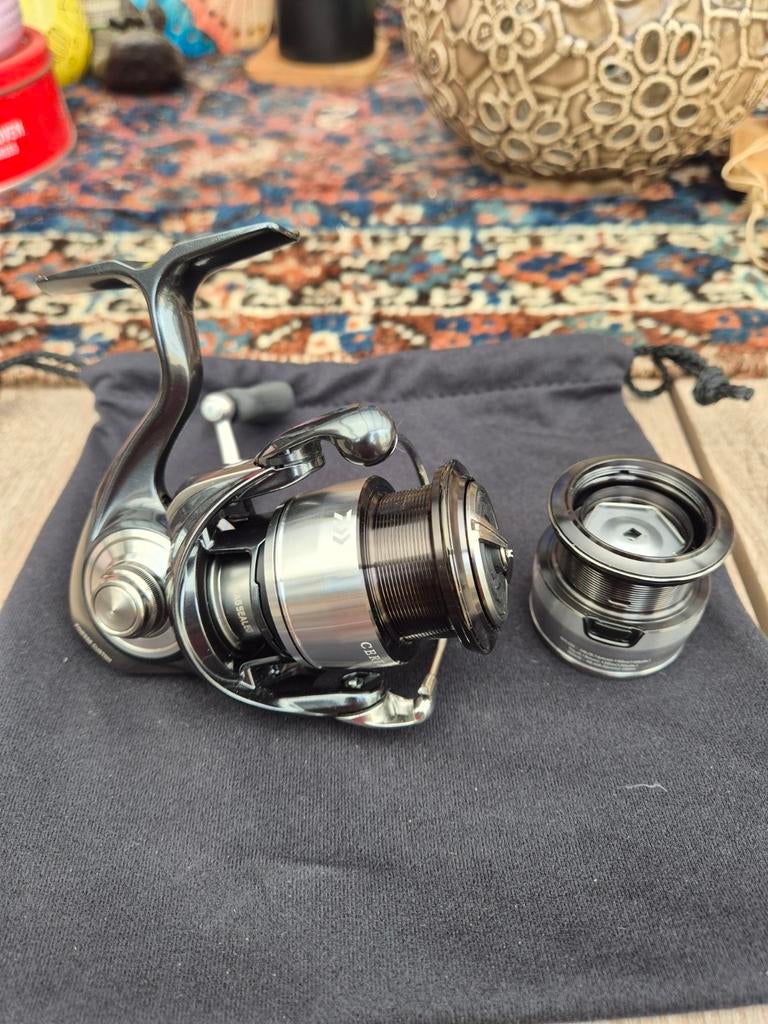 Daiwa Certate FCLT 2000-P ( nieuw )met reserve spoel, Ophalen of Verzenden, Zo goed als nieuw, Molen