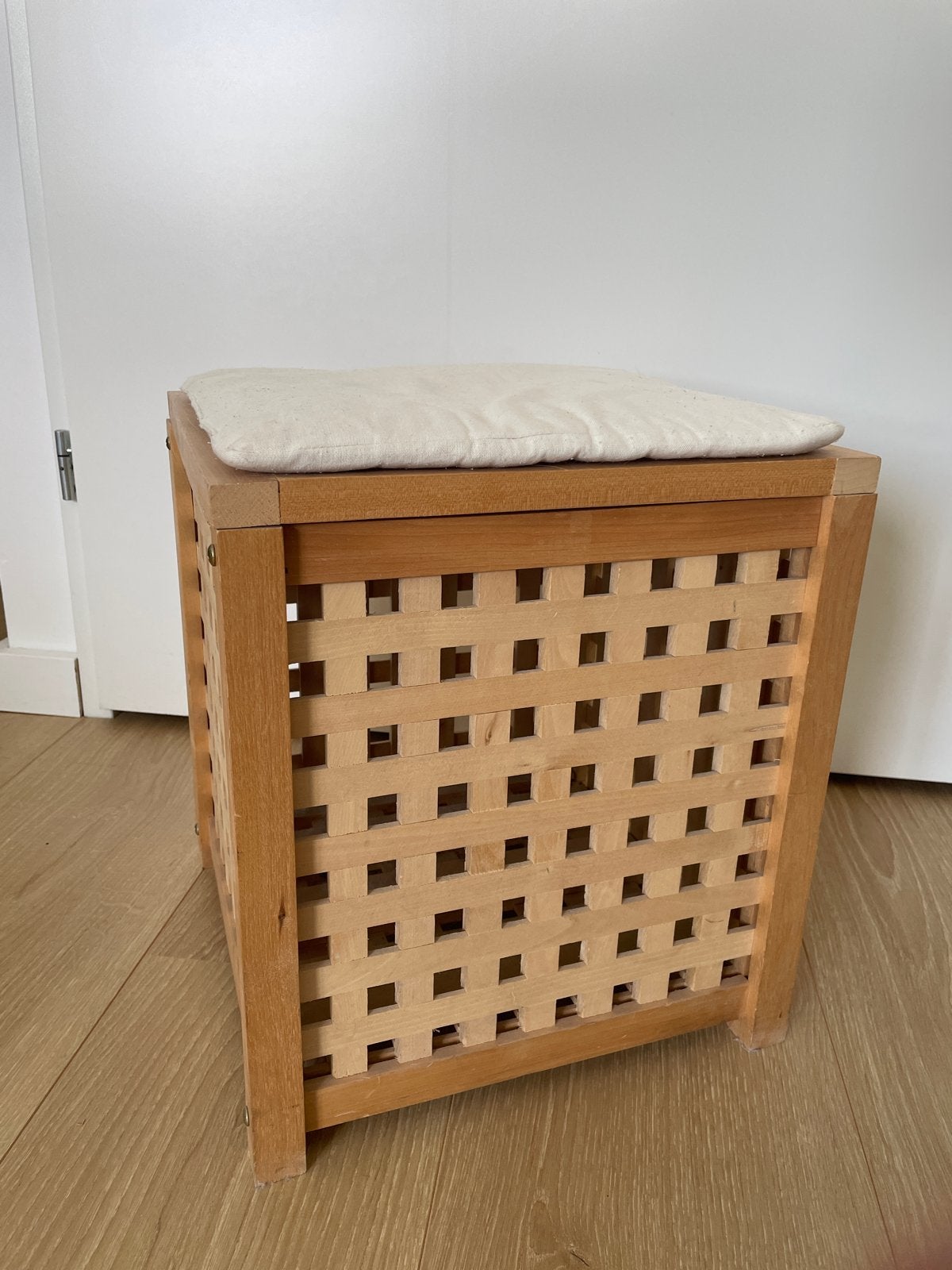 Houten krukje met opbergruimte - 37x35cm, Huis en Inrichting, Krukjes, Ophalen, Gebruikt, Hout