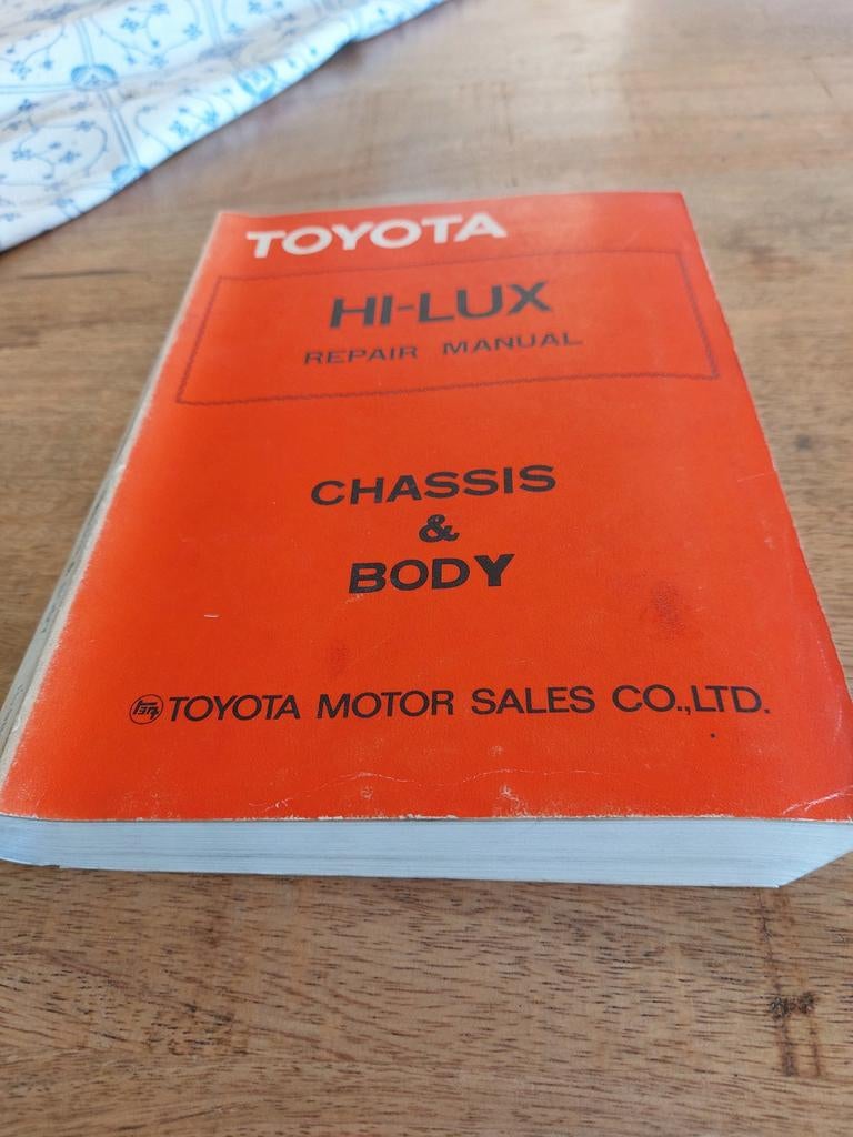 REPAIR MANUAL CHASSIS-BODY TOYOTA HILUX RN30 RN40, Ophalen of Verzenden