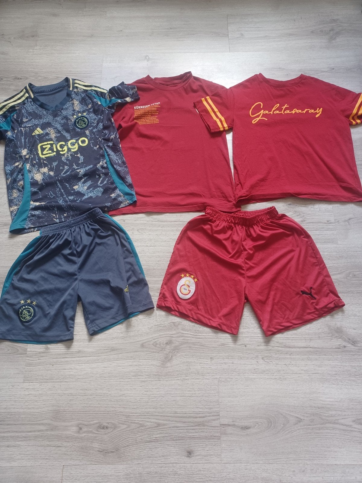 Ajax en Galatasaray voetbalpak, Ophalen of Verzenden, Nieuw, Ajax, Jongen of Meisje