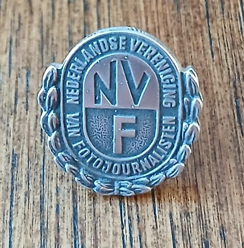 Pin NVF Nederlandse Vereniging Van Fotojournalisten, Verzamelen, Ophalen of Verzenden, Nieuw, Overige onderwerpen, Speldje of Pin