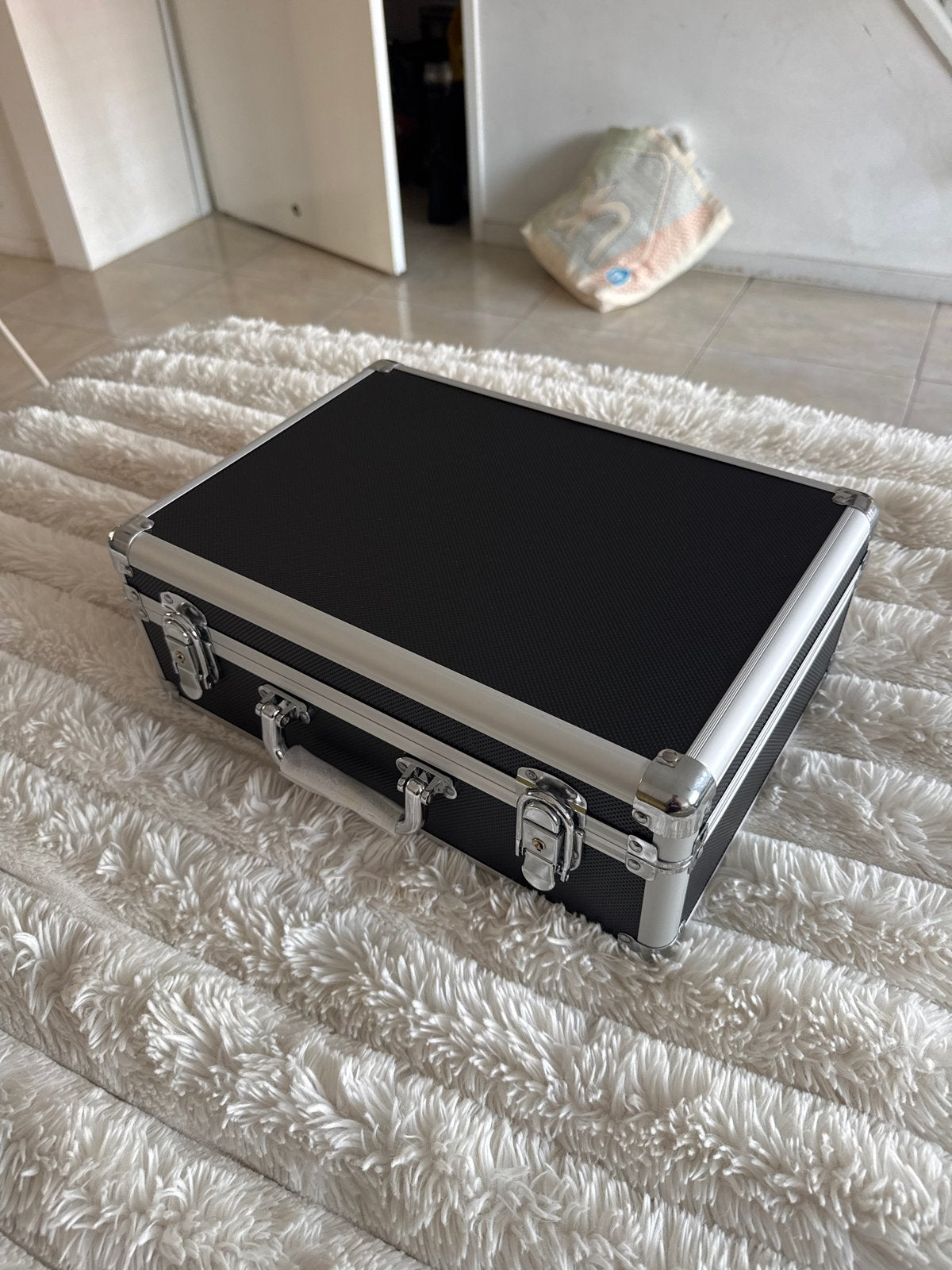 Zwarte aluminium koffer met schuiminterieur, 50 tot 60 cm, Slot, Ophalen of Verzenden, Zo goed als nieuw