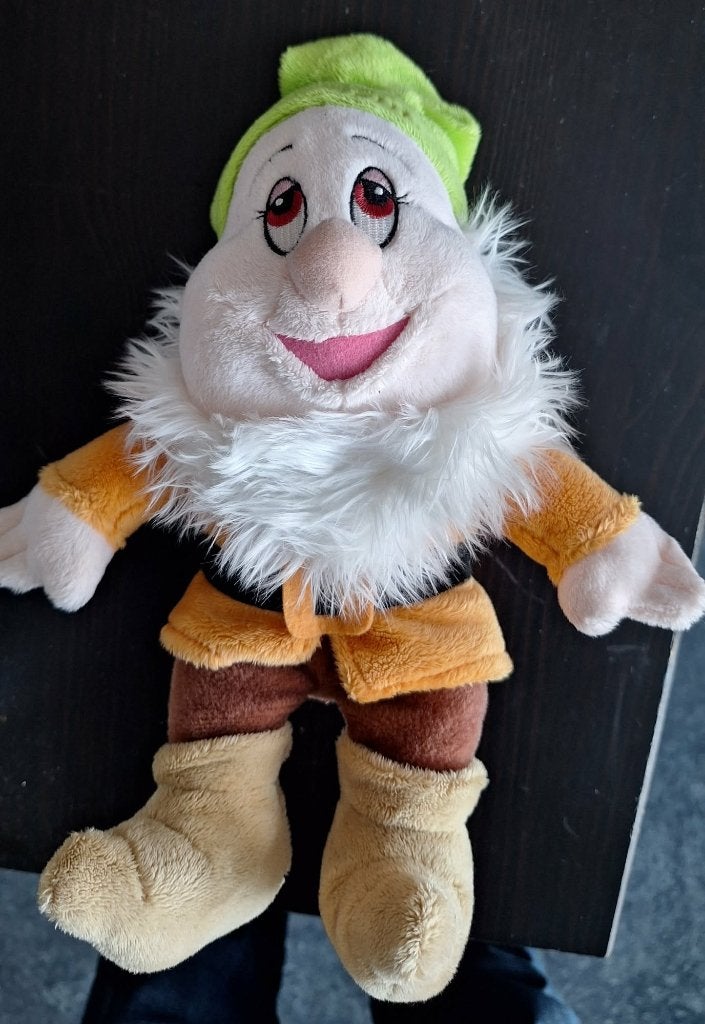 Te koop knuffel van kabouter Bashful (van Disney)., Ophalen of Verzenden, Sneeuwwitje of Doornroosje, Zo goed als nieuw, Knuffel