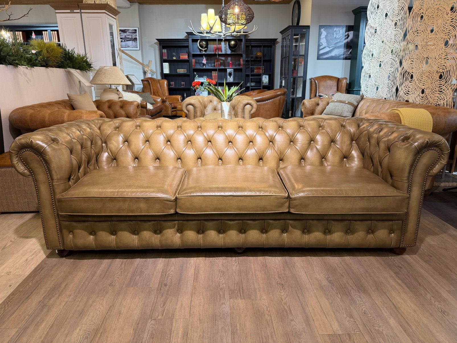 ENGELSE XL CHESTERFIELD 3,5 ZITS BANK OLIJF GROEN, Huis en Inrichting, Ophalen of Verzenden, Zo goed als nieuw, 75 tot 100 cm