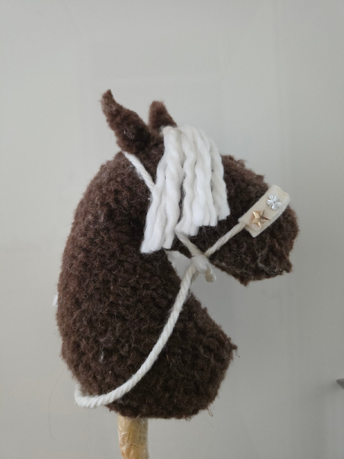 Bruin stokpaardje met wit haar en versierd hoofdstel, Ophalen of Verzenden, Zo goed als nieuw