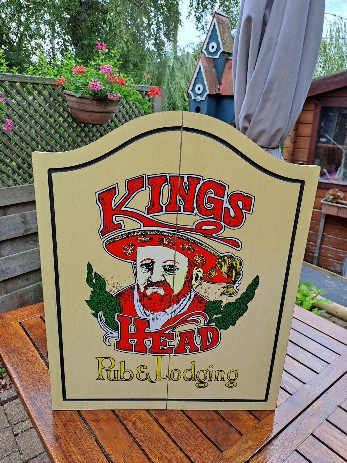 Dartbord in houten kast - Kings Head Pub & Lodging, Sport en Fitness, Darts, Ophalen, Dartbord