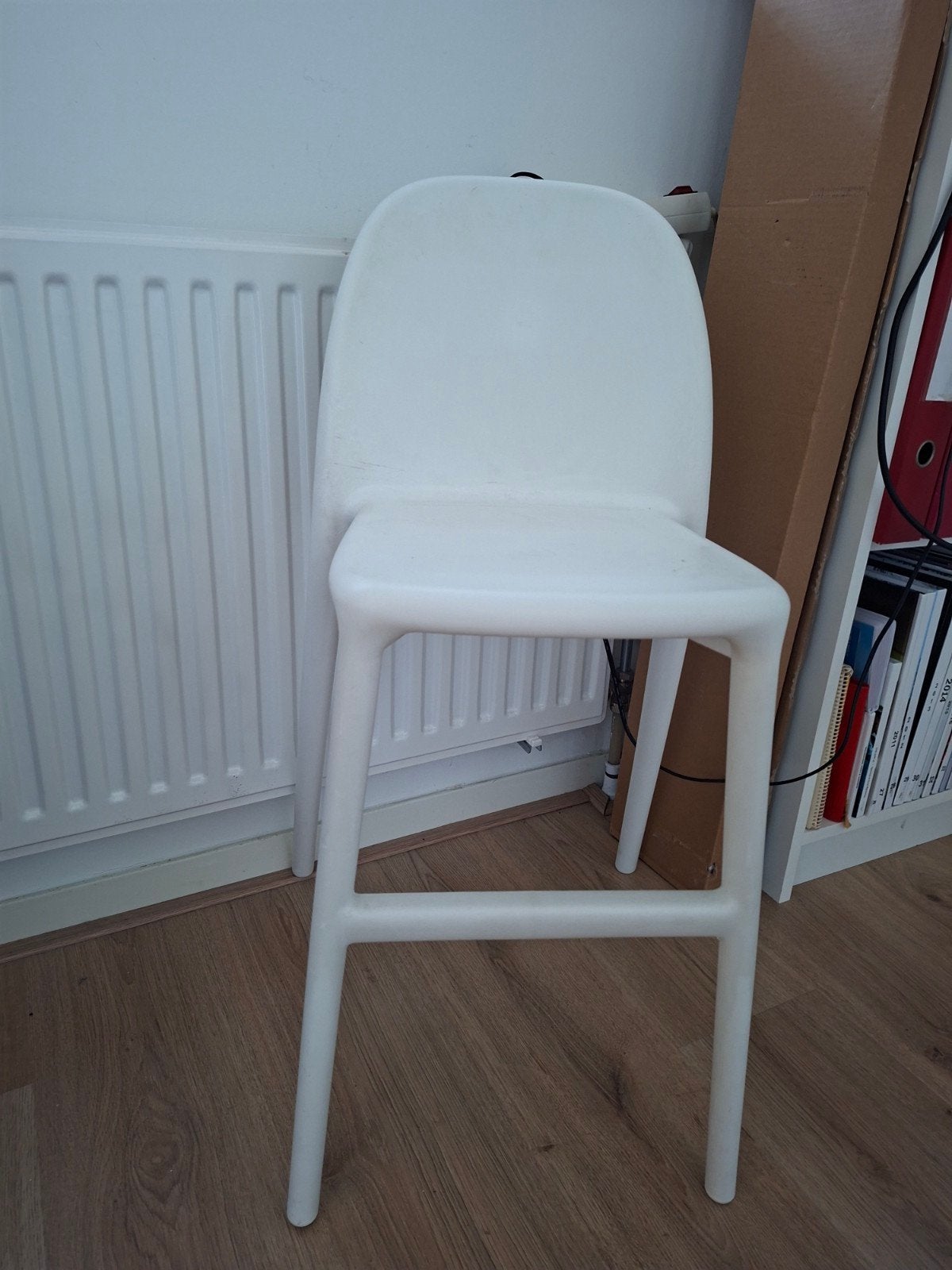 Witte kunststof barkruk, gebruikt, Huis en Inrichting, Barkrukken, Ophalen, Kunststof, Gebruikt, 90 cm of meer