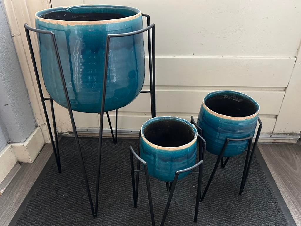 6-delige set: 3 turquoise bloempotten op ijzeren houders, Tuin en Terras, Ophalen, Minder dan 30 cm, Balkon, Rond