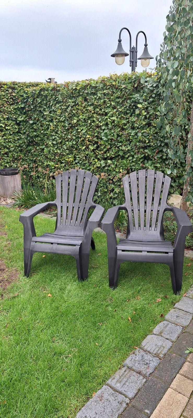 2 zwarte kunststof tuinstoelen, Ophalen, Gebruikt, Kunststof