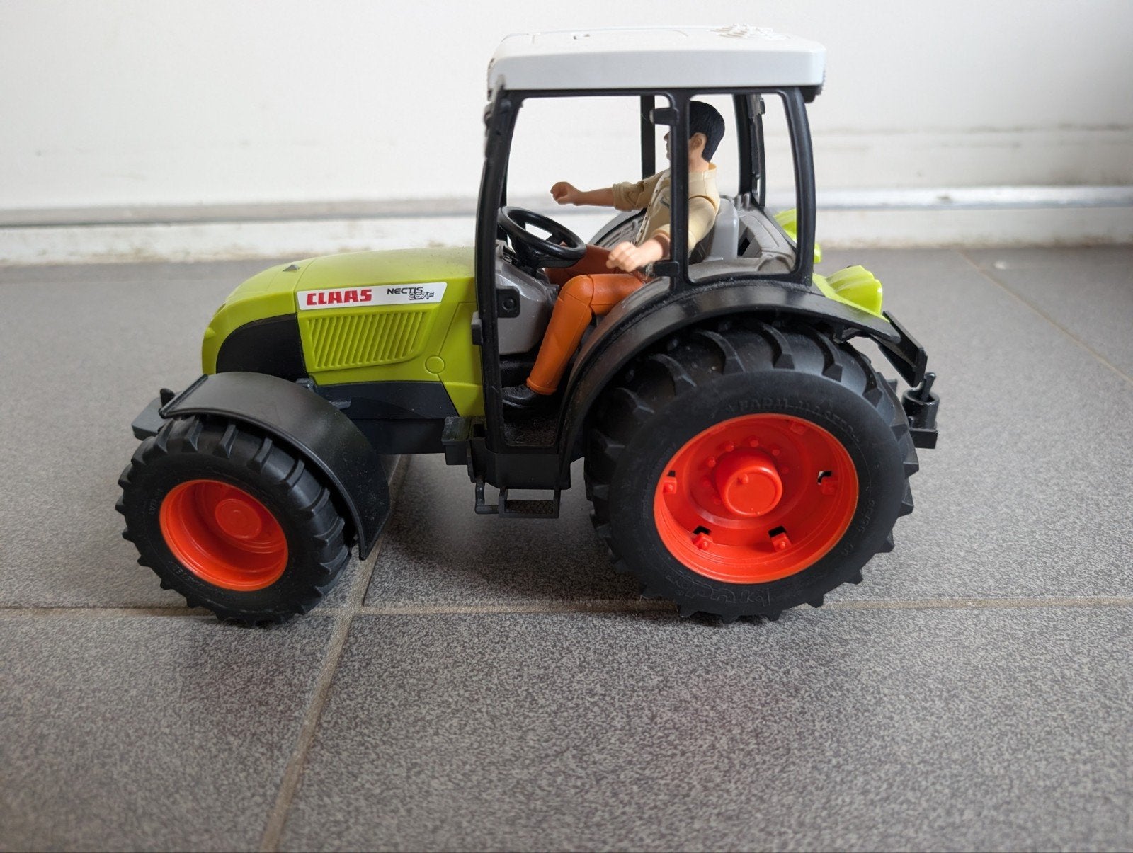 Bruder 02110 Claas Nectis 267F met figuurtje, Kinderen en Baby's, Speelgoed | Speelgoedvoertuigen, Ophalen of Verzenden, Gebruikt