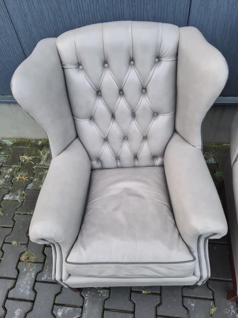 2x Chesterfield fauteuil grijs leer Nieuwstaat + BEZORGING, ., Chesterfield, Ophalen of Verzenden, Zo goed als nieuw