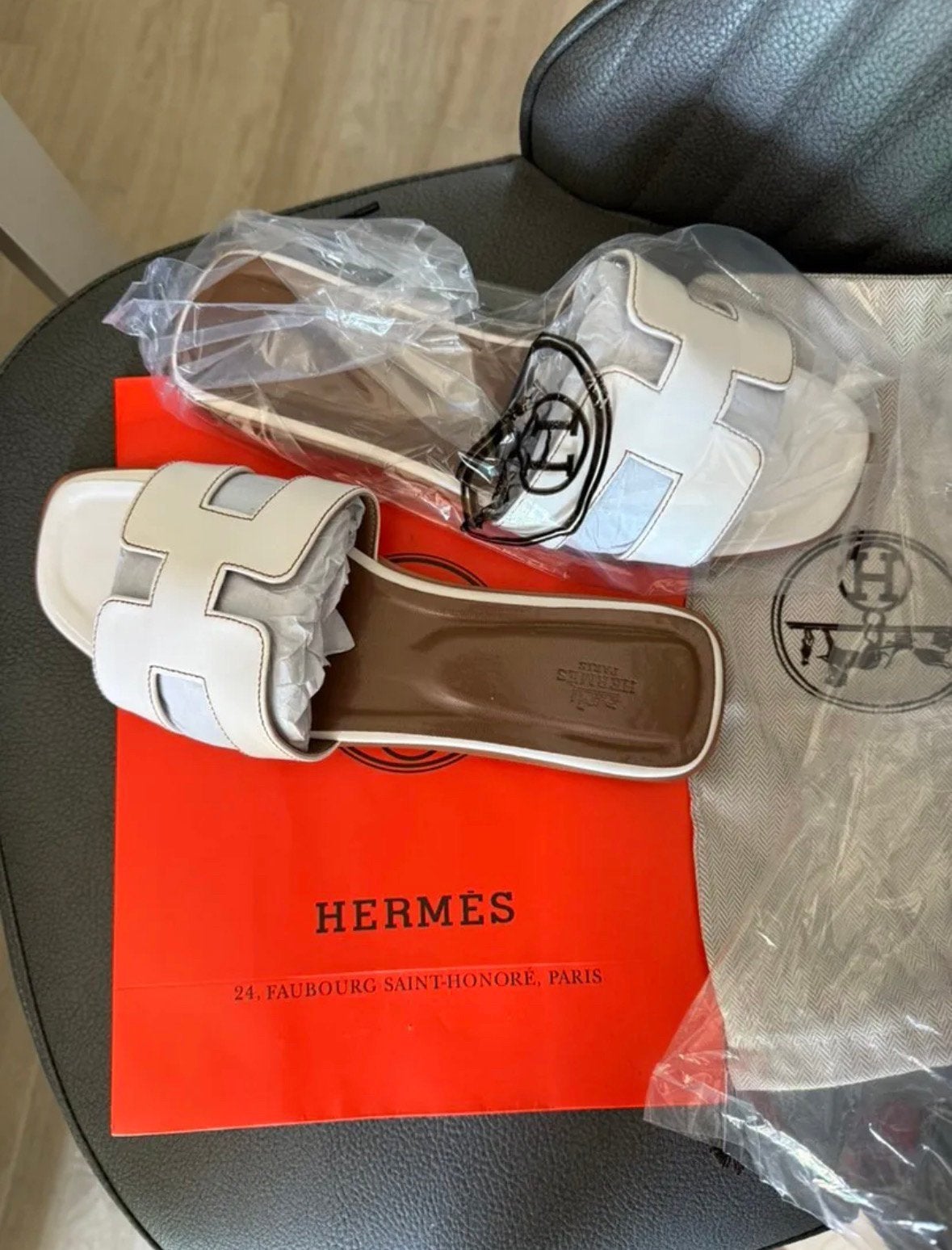 Nieuwe Hermes slippers oran wit bruin, Kleding | Dames, Schoenen, Ophalen of Verzenden, Nieuw, Wit, Slippers