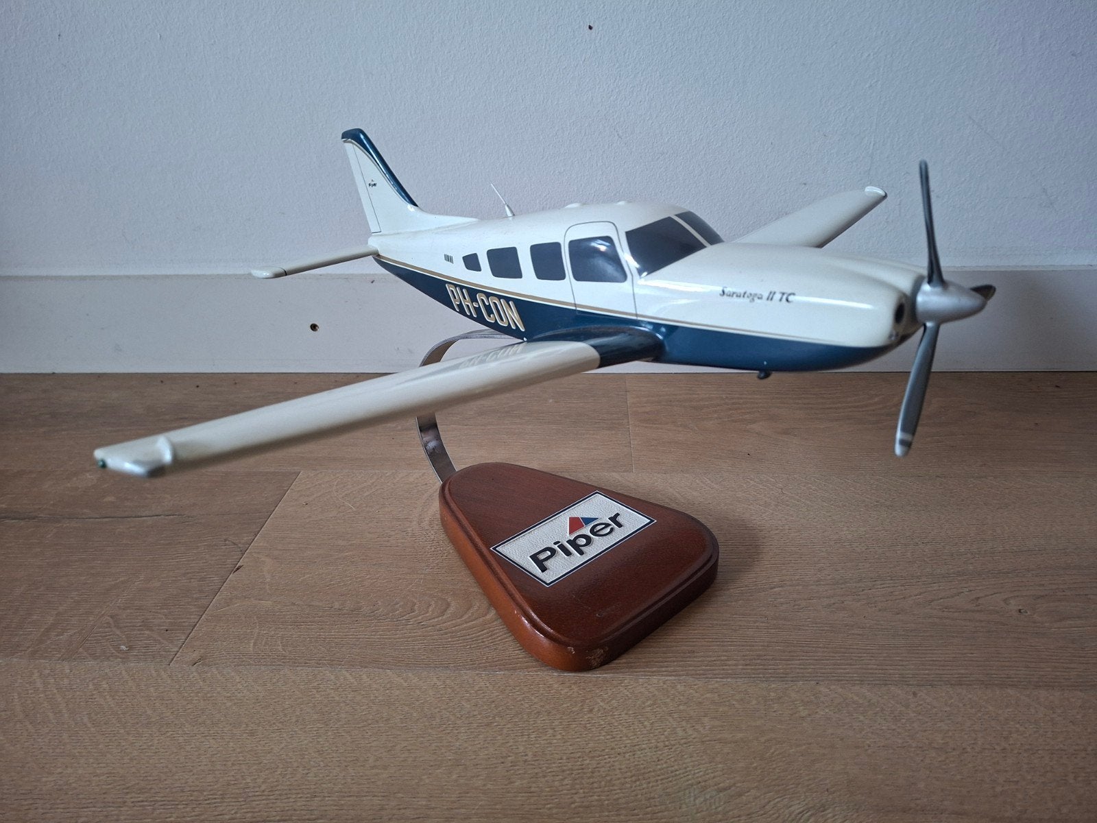 Piper Saratoga II TC Modelvliegtuig PH-CON, Overige merken, Ophalen of Verzenden, Zo goed als nieuw, Groter dan 1:72