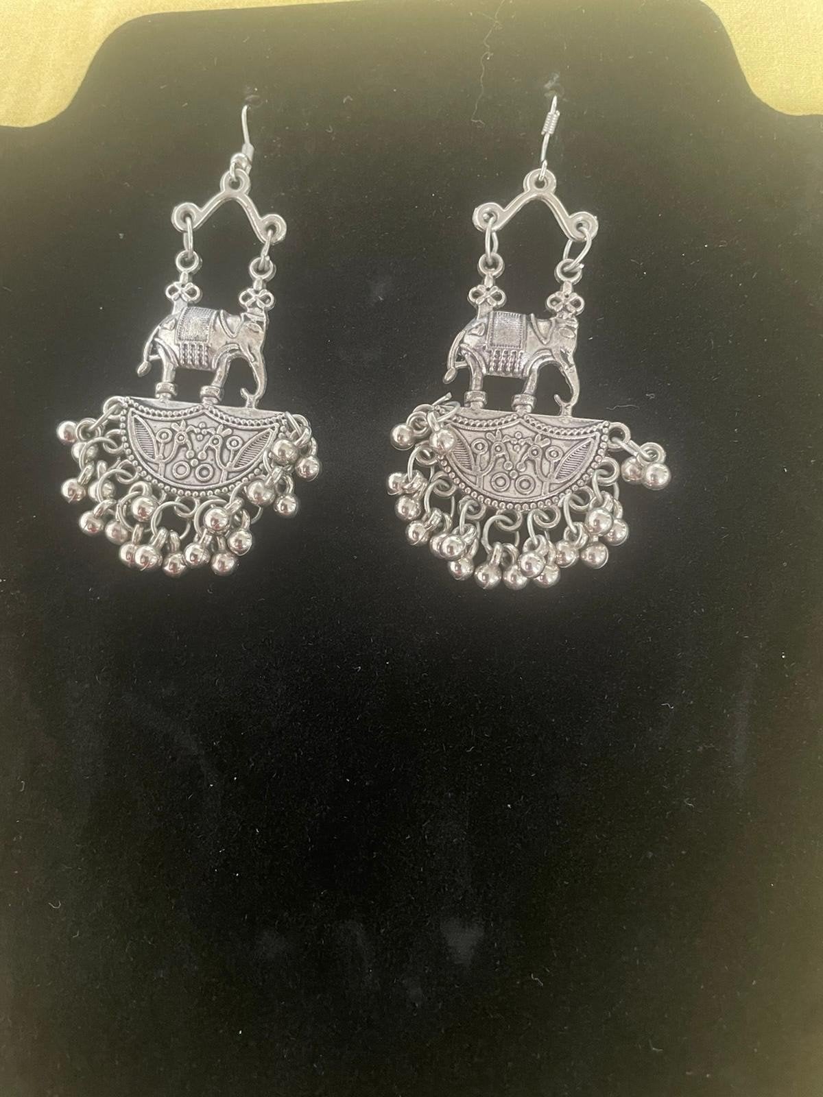 Mooie zilverkleurige oorbellen met olifant design, Sieraden, Tassen en Uiterlijk, Oorbellen, Overige materialen, Hangers, Nieuw