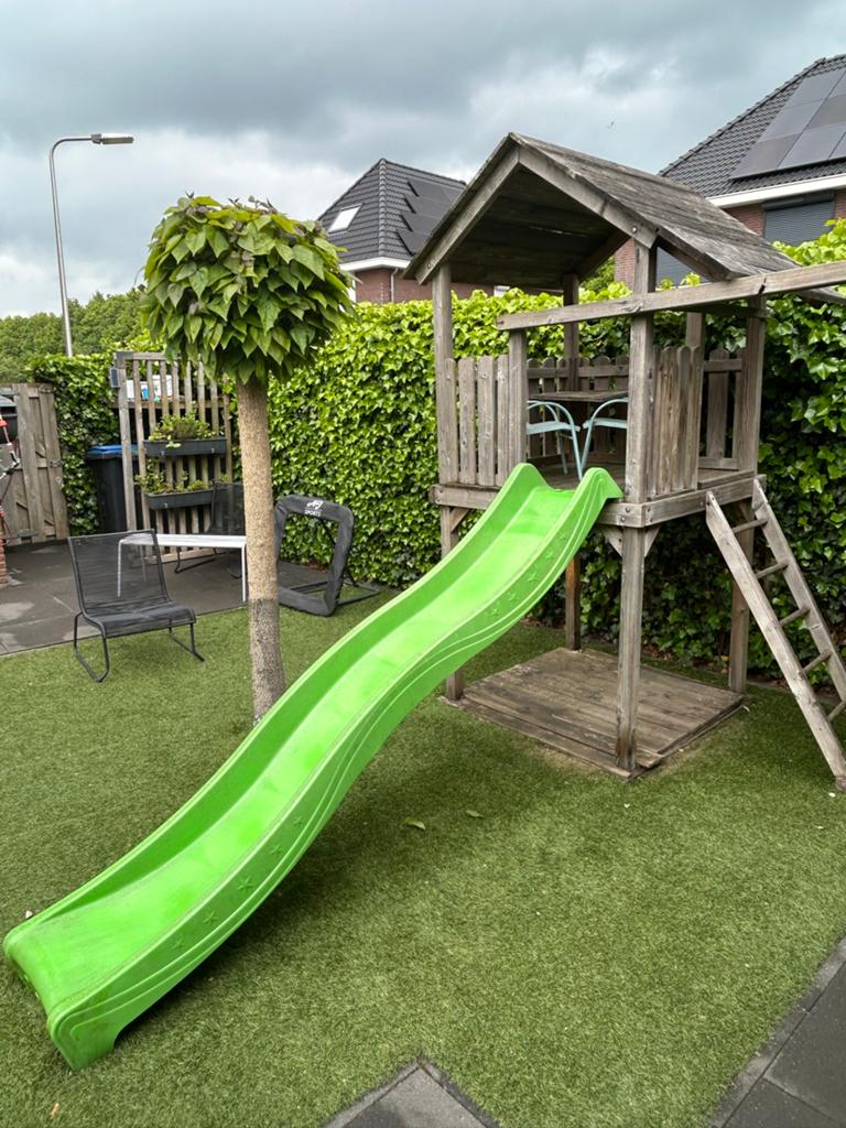 Houten speelhuisje met glijbaan, Kinderen en Baby's, Speelgoed | Buiten | Speeltoestellen, Ophalen, Gebruikt, Glijbaan