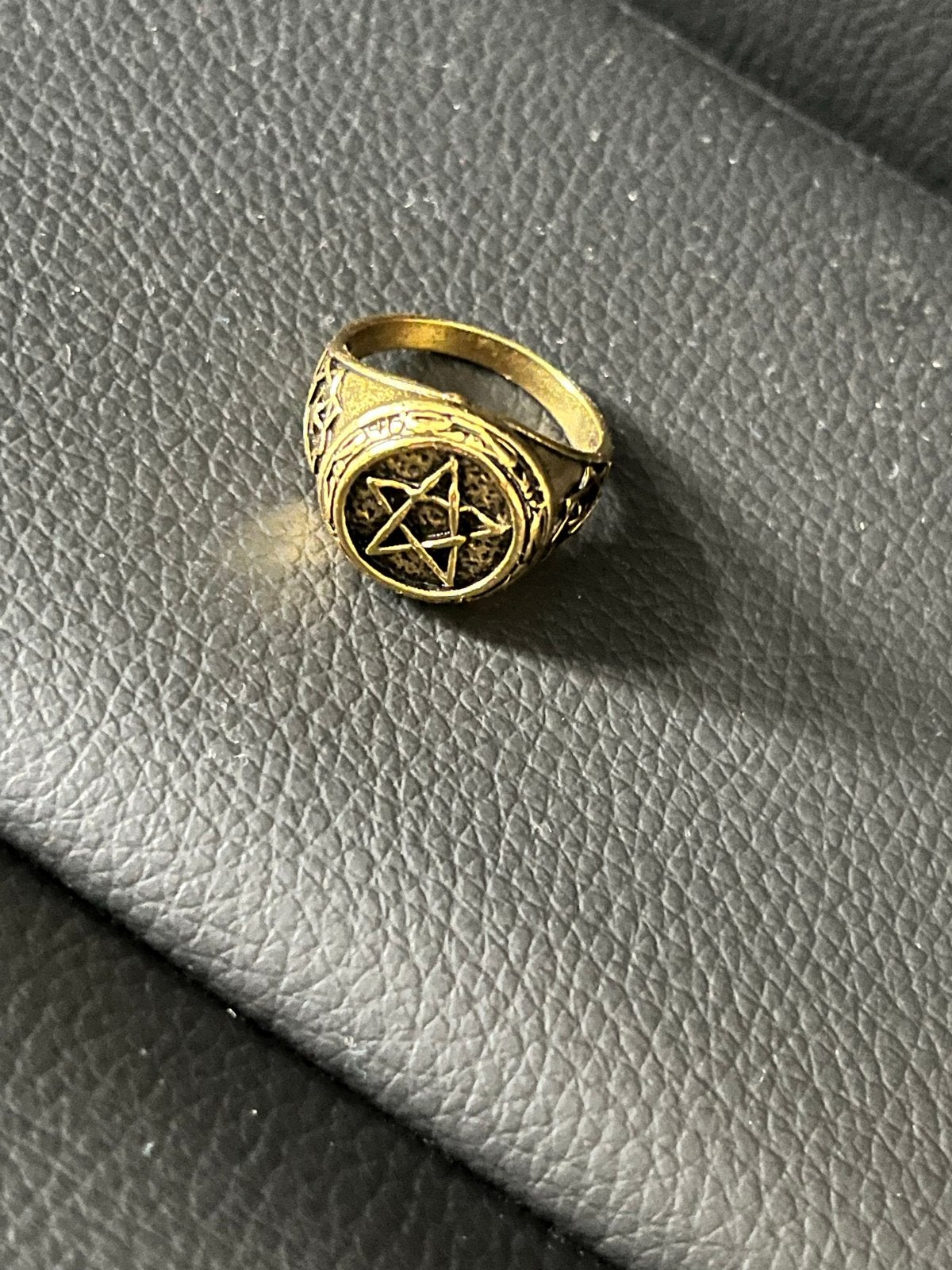 Goudkleurige ring met pentagram, Overige materialen, 19 tot 20, Nieuw, Ophalen of Verzenden