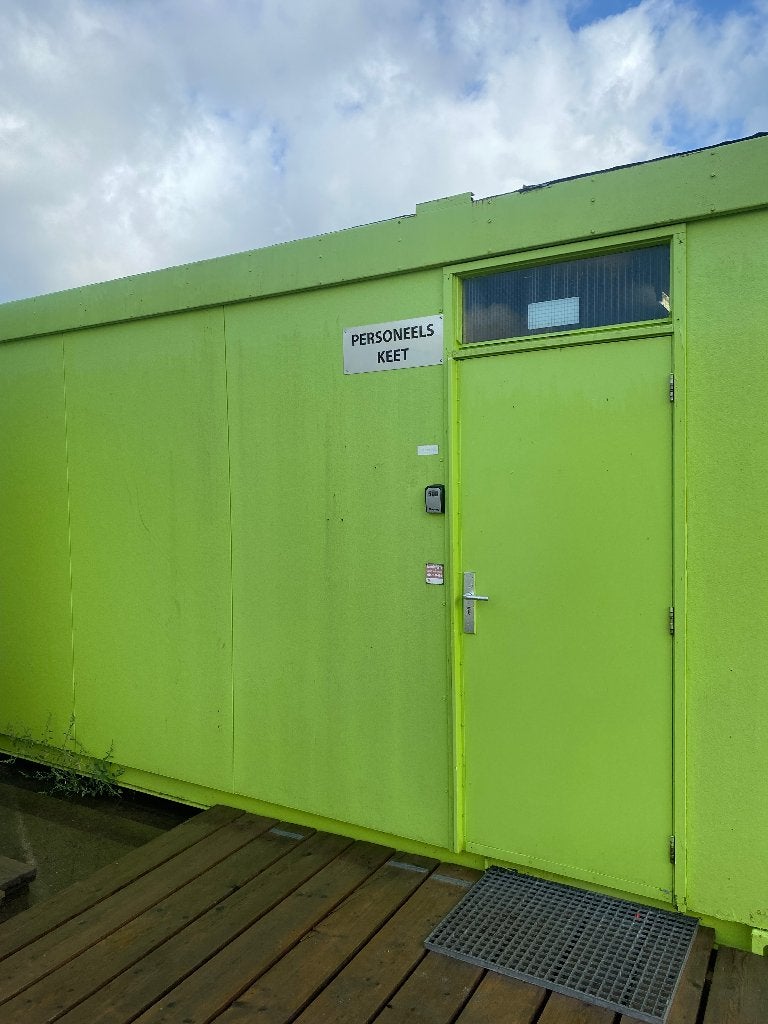 Personeelskeet met pantry en zonwering, Ophalen, Gebruikt, Functioneel, industrieel, Eén