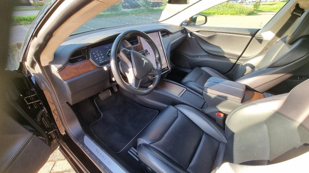 Foto 7 van Tesla Model S Green Black iridescent wrap - origineel Zwart