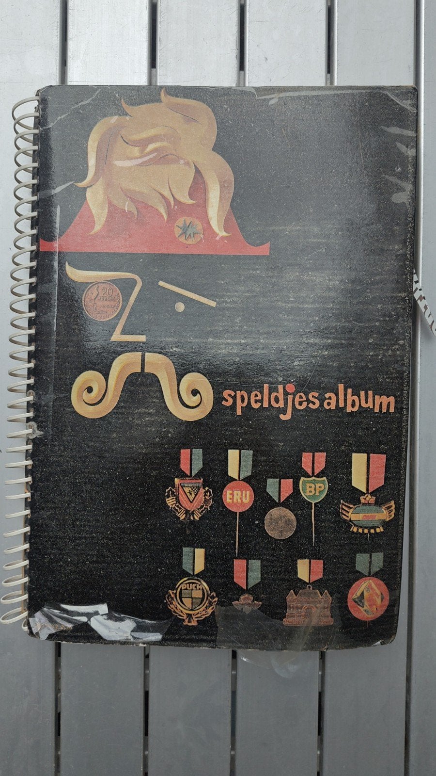 Gevuld speldjesalbum met ong. 250 speldjes jaren '60 en '70., Verzamelen, Gebruikt, Onvekend, Onbekend, Ophalen of Verzenden