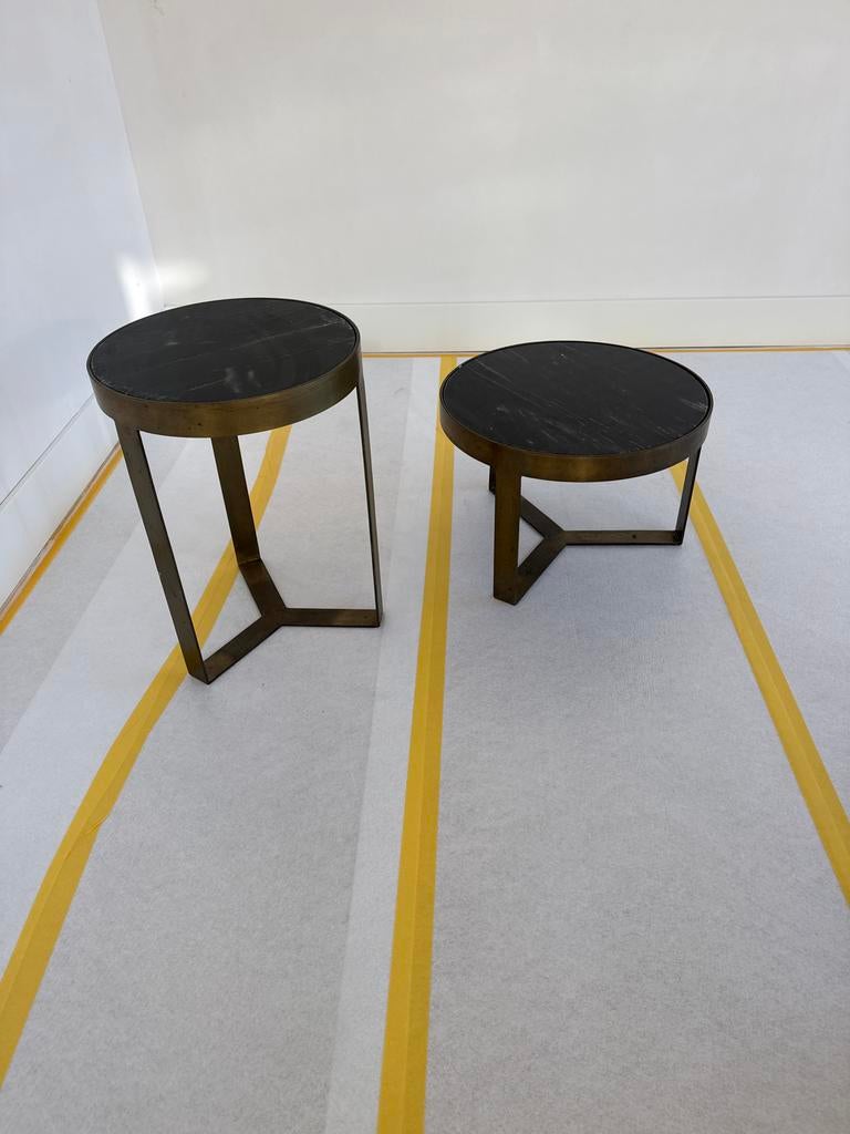 Set van 2 ronde bijzettafels met marmerlook blad, Minder dan 55 cm, Metaal of Aluminium, Rond, Zo goed als nieuw