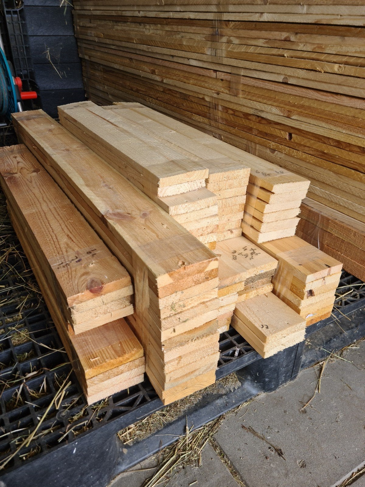 Aanbieding: partij van 60 planken in de maat 10x1,8 cm, Ophalen, Zo goed als nieuw, Minder dan 180 cm, Planken