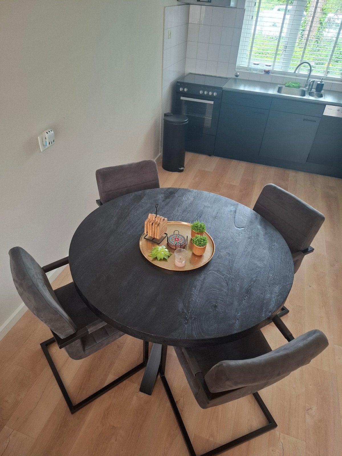 Moderne ronde eettafel met 4 stoelen, Overige houtsoorten, Rond, Ophalen of Verzenden, Zo goed als nieuw