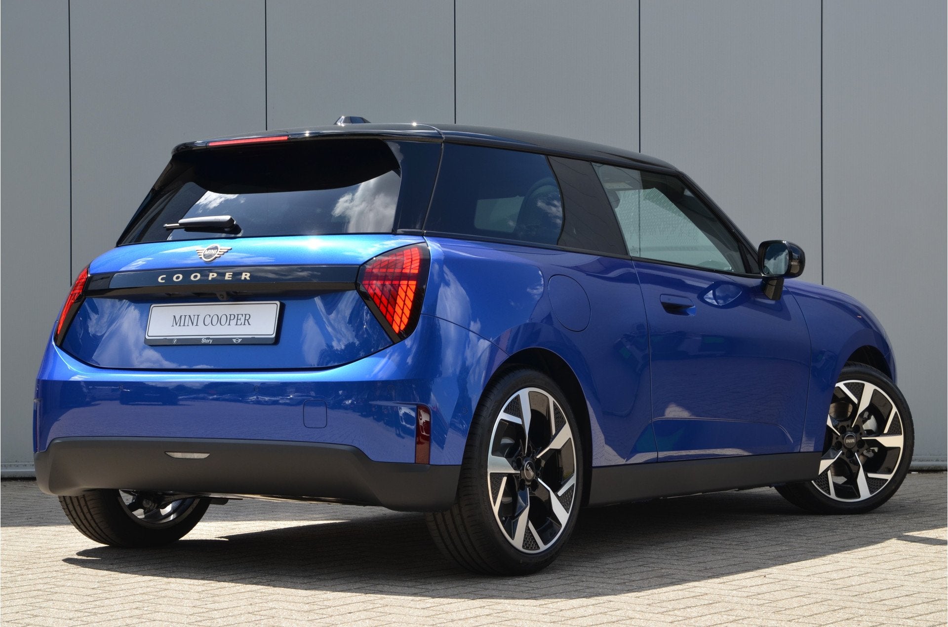 MINI Hatchback Cooper E / Favoured Trim / Pakket M / 18 inch, Huisgarantie, Met garantie (alle), Leder, Nieuw