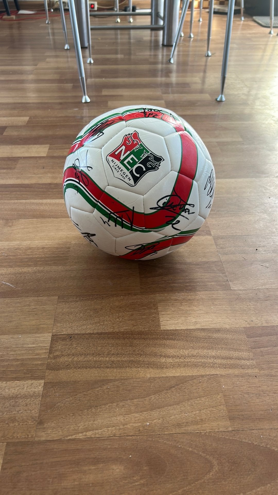 N.E.C Voetbal met officiële handtekeningen van spelers., Maat XL, Ophalen of Verzenden, Zo goed als nieuw, Bal