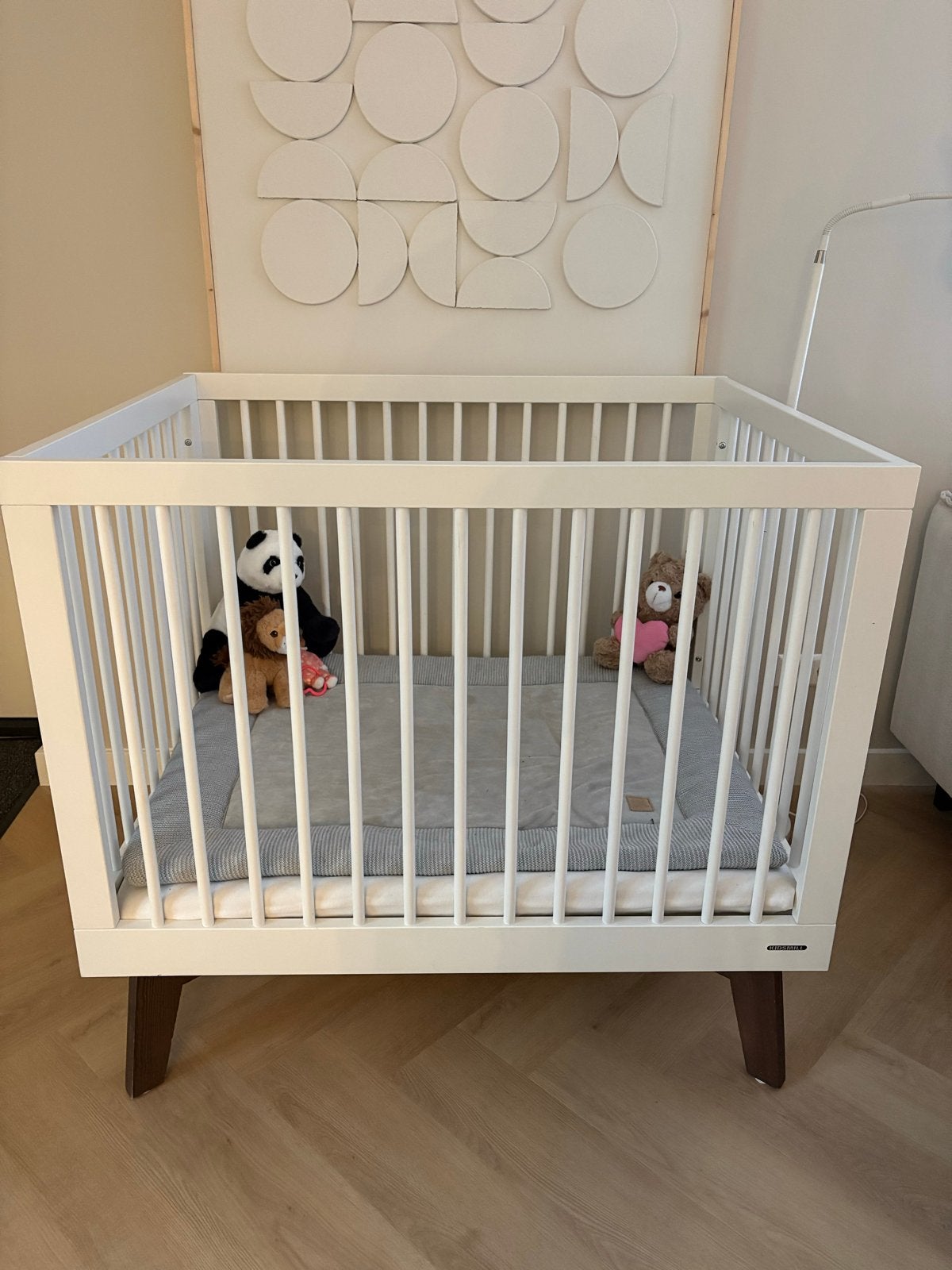 Kidsmill box sixties walnoot met boxkleed en matras, Ophalen, Zo goed als nieuw, Rechthoekig, In hoogte verstelbaar