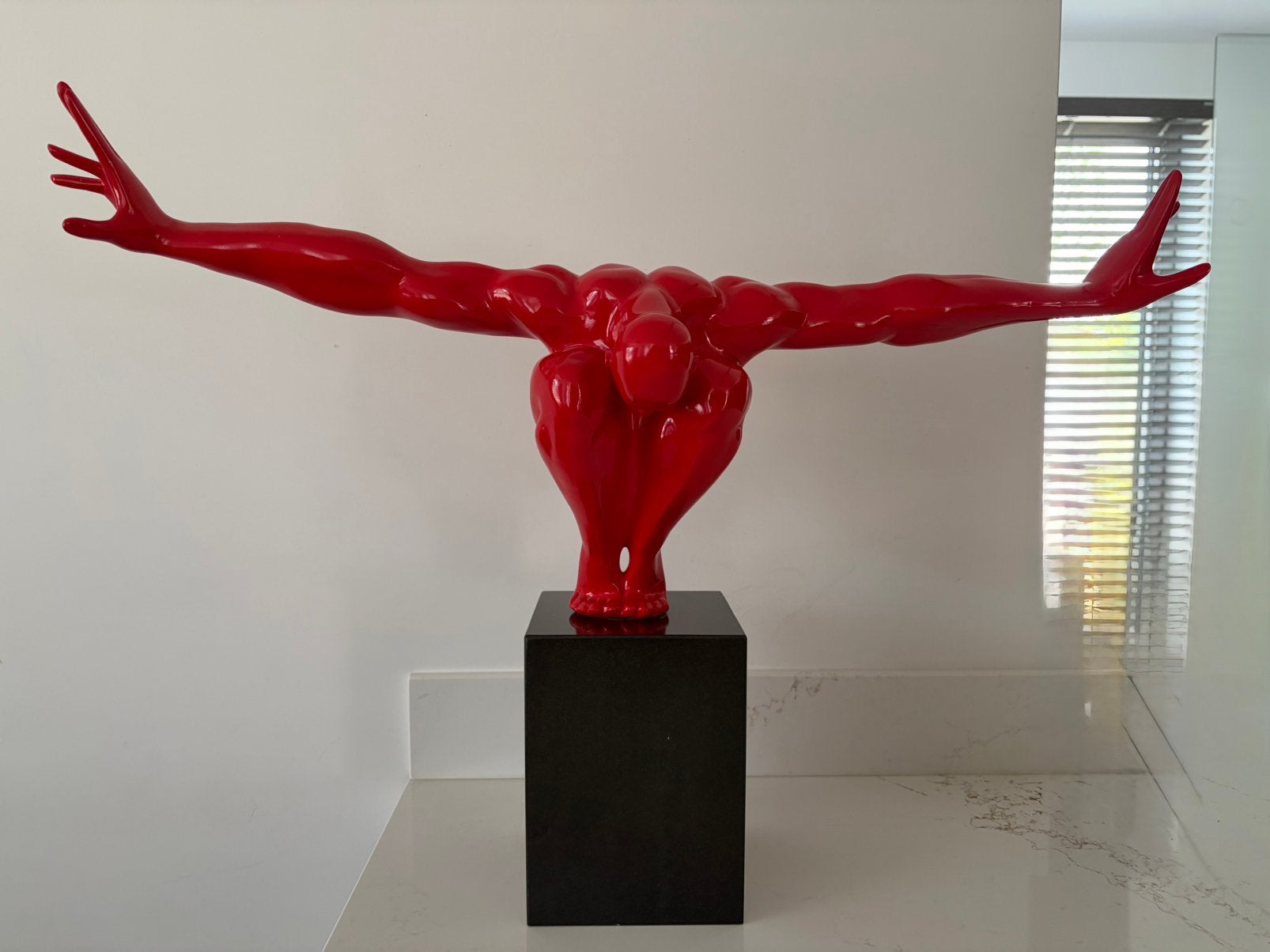 Design Objekt Athlet Rood (75cm) op Marmeren Voet, Antiek en Kunst, Kunst | Designobjecten, Ophalen, 75 cm, Beeld, Rood