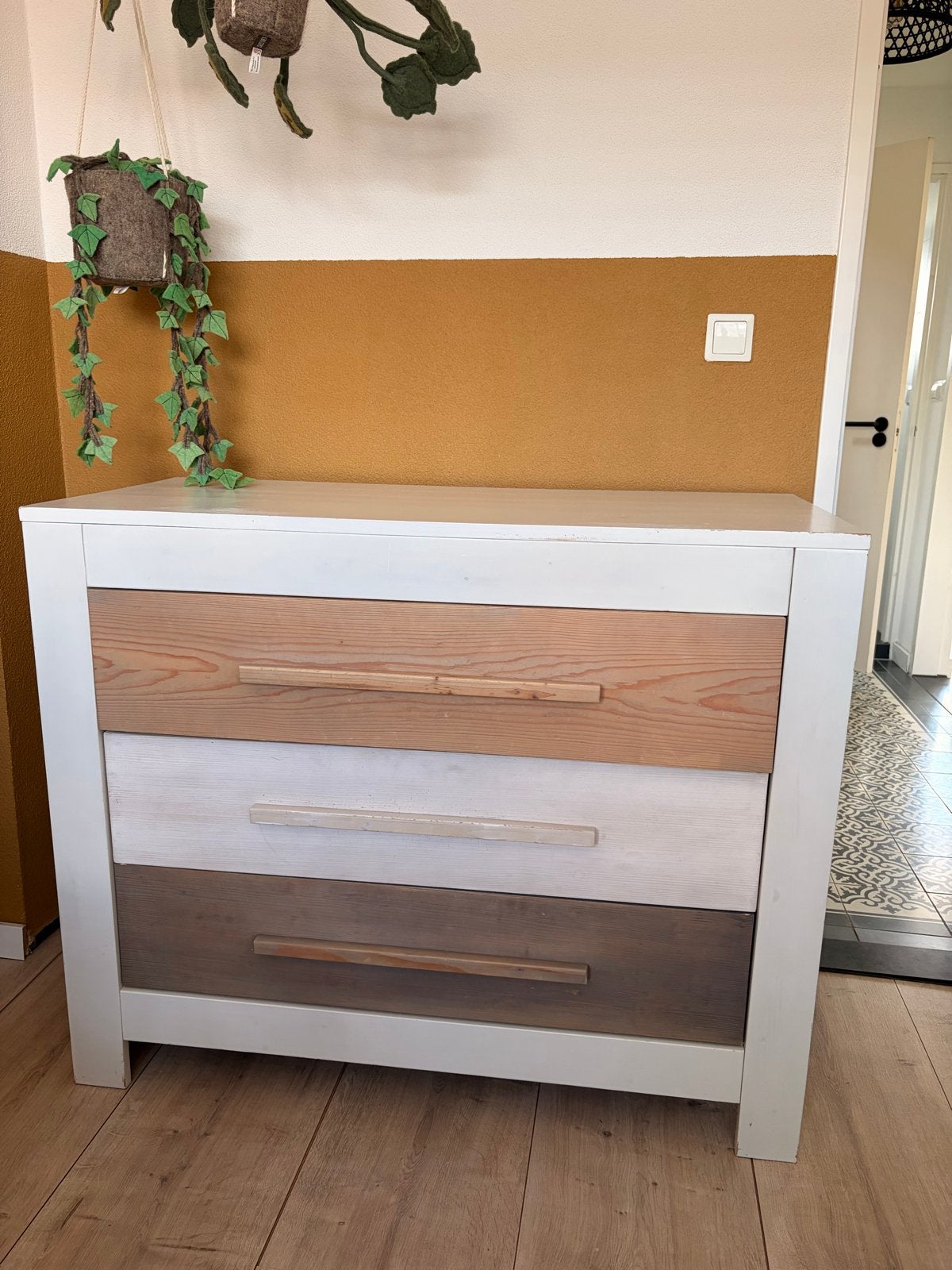 Commode met 3 laden - wit en hout, Ophalen, Gebruikt, 100 tot 150 cm, 50 tot 100 cm