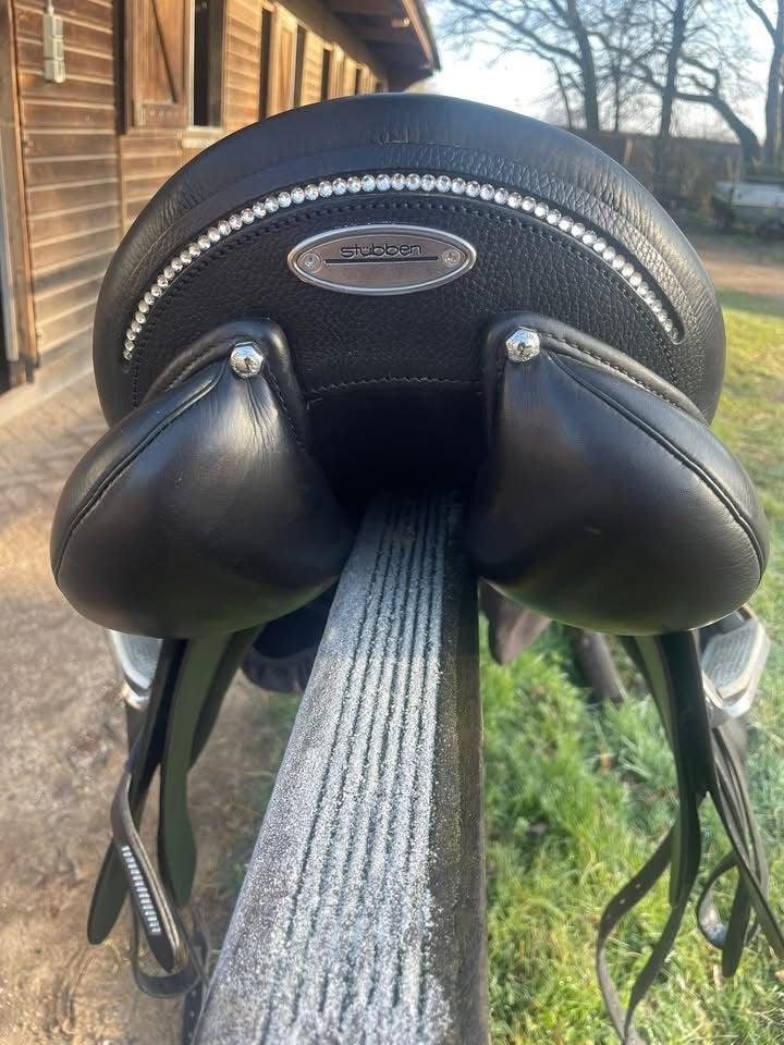 Dressuur zadel stubben 17 inch compleet in nieuw staat, Dieren en Toebehoren, Paarden en Pony's | Zadels, Ophalen, Zo goed als nieuw