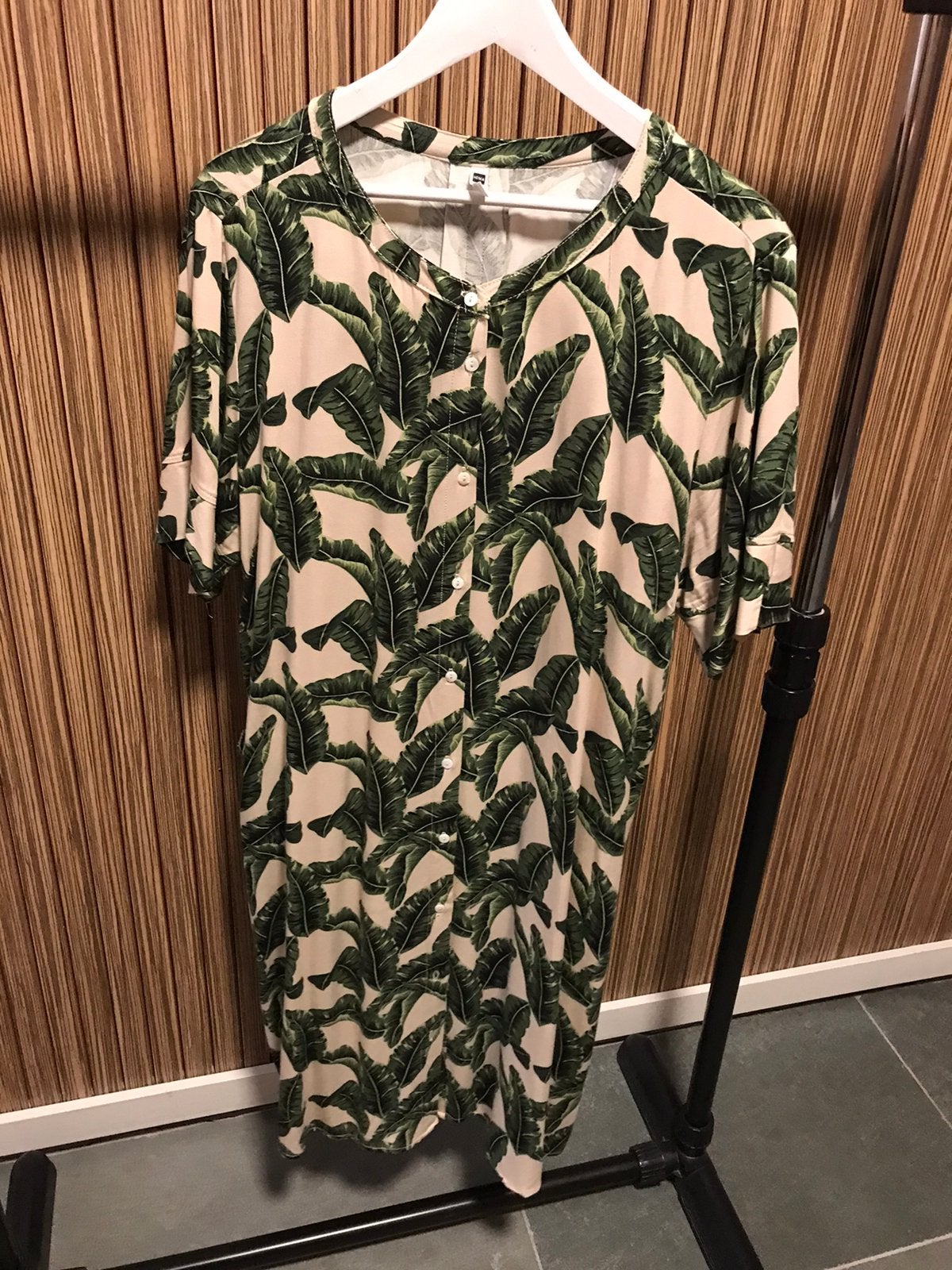 Hema doorknoop jurk palmen mt XL zgan ceintuur korte mouw, Kleding | Dames, Grote Maten, Verzenden, Jurk, Zo goed als nieuw, Hema