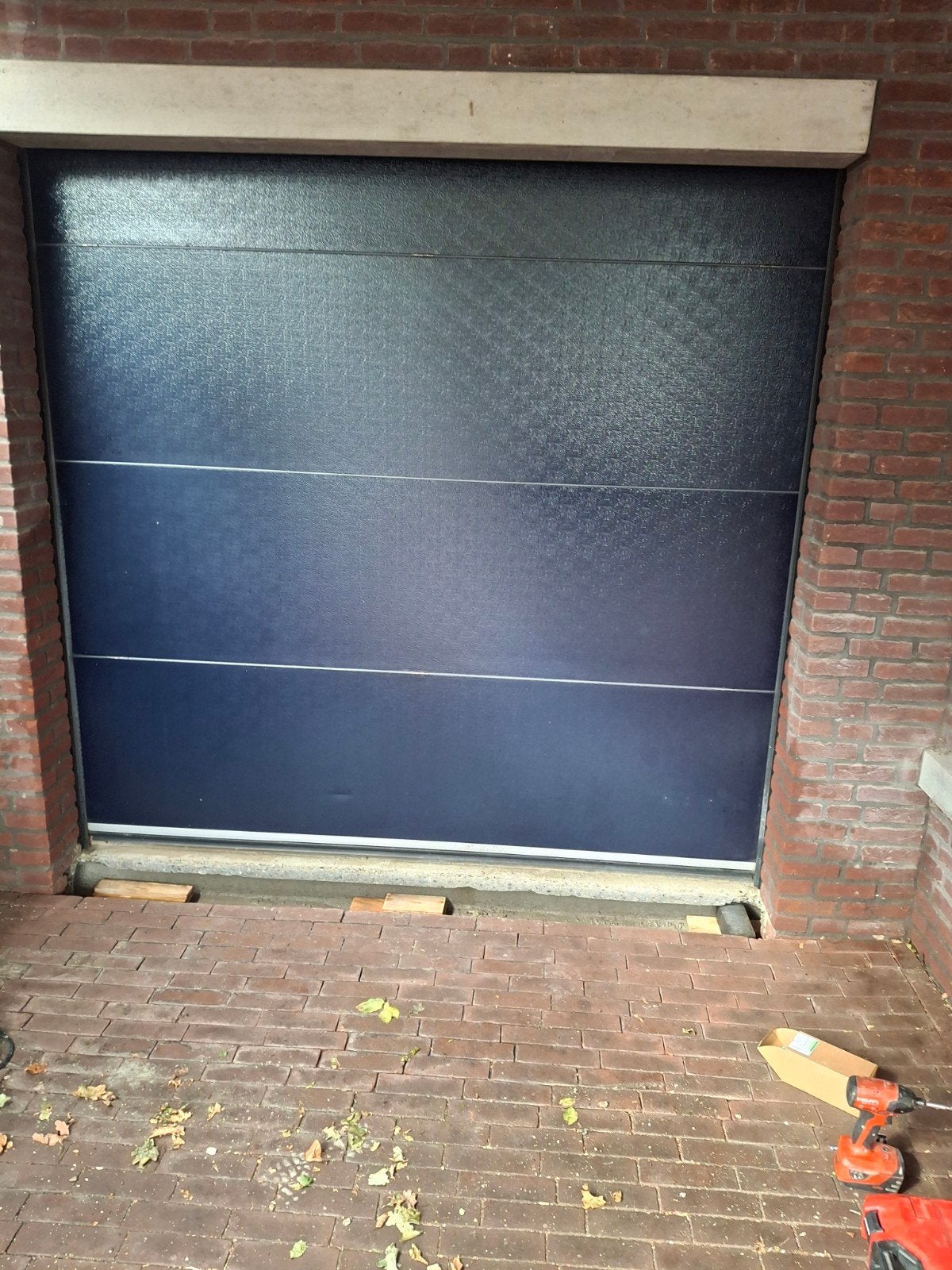 Compact Garagedeur - Elektrisch, blauw Wit,, Ophalen, 120 cm of meer, Garagedeur, Zo goed als nieuw