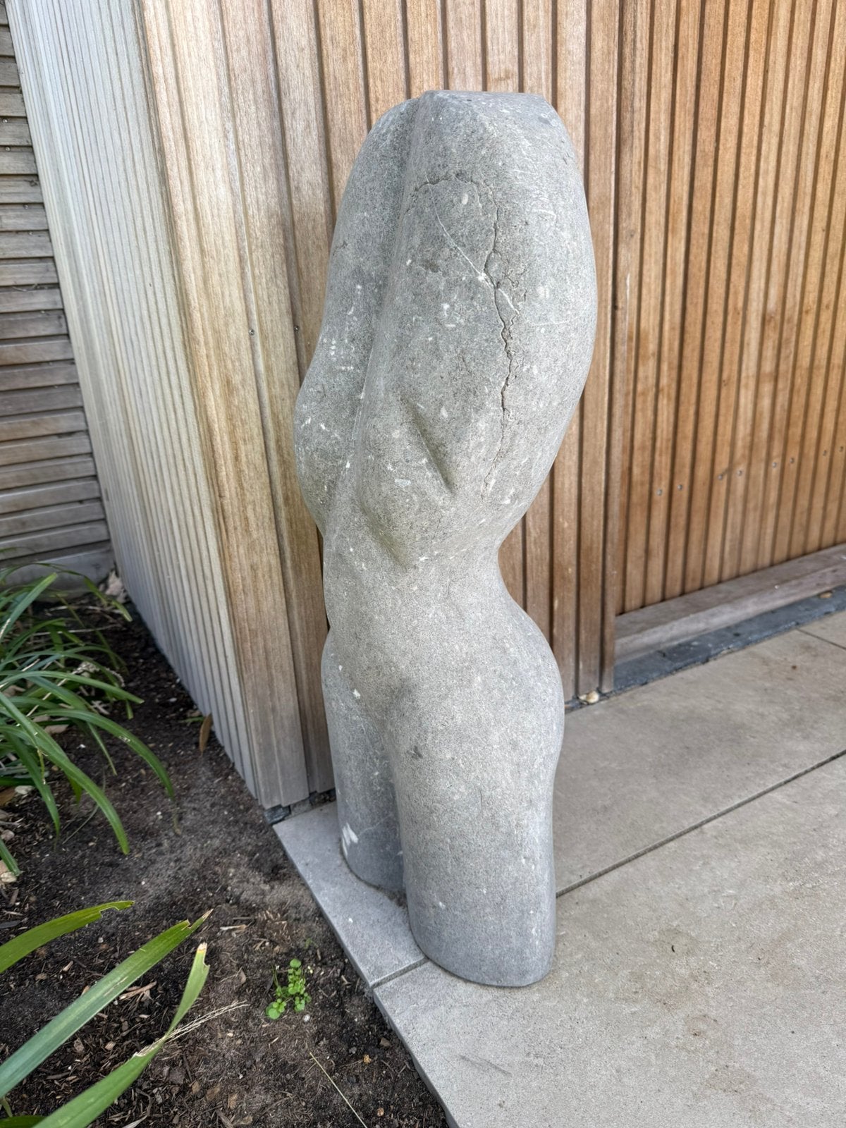 Vrouwentorso van steen 72 cm hoog, Ophalen, Gebruikt, Kunststof
