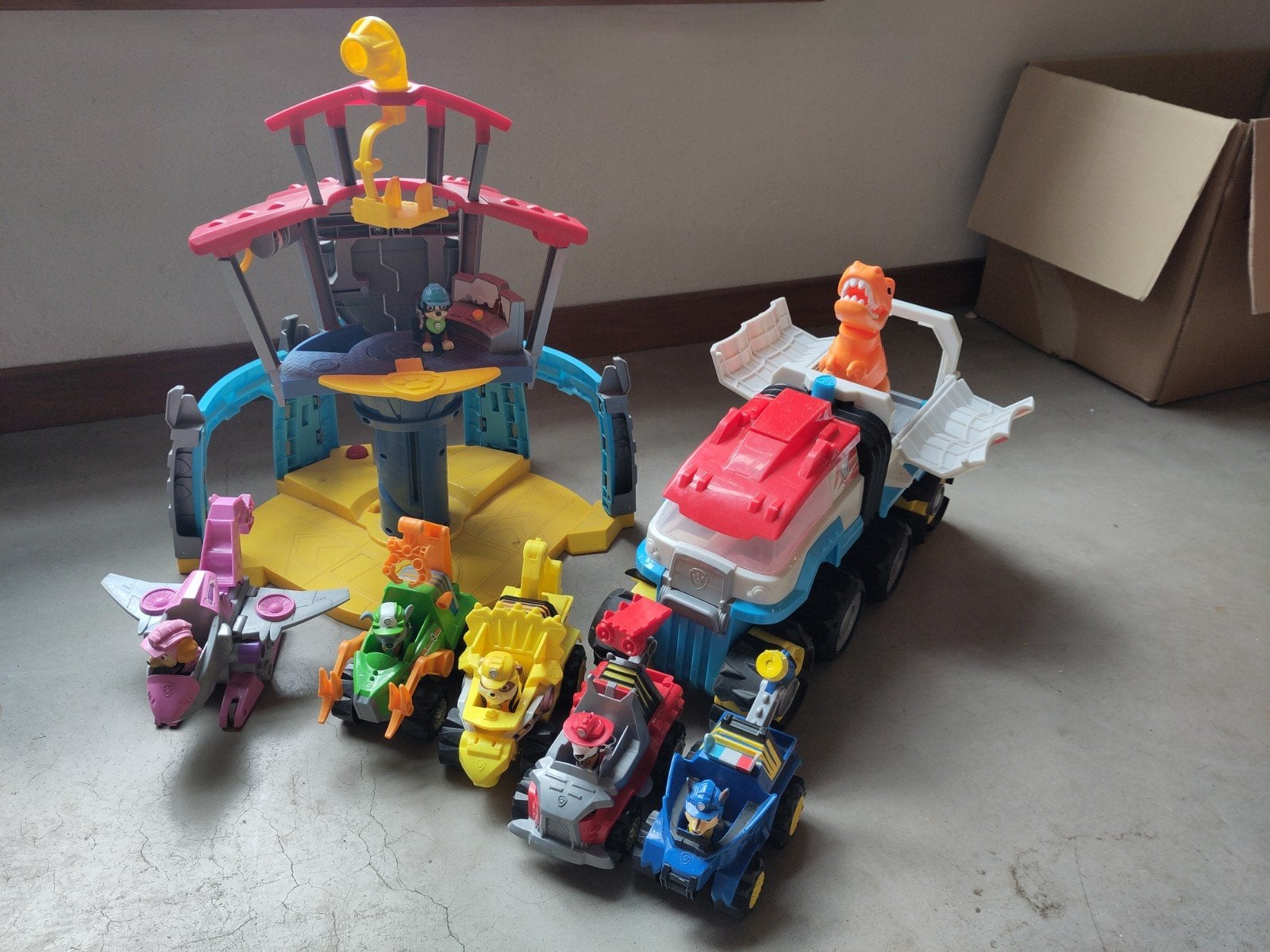 Paw Patrol Dino Pups speelset met uitkijk en pawpatroller, Ophalen of Verzenden, Zo goed als nieuw