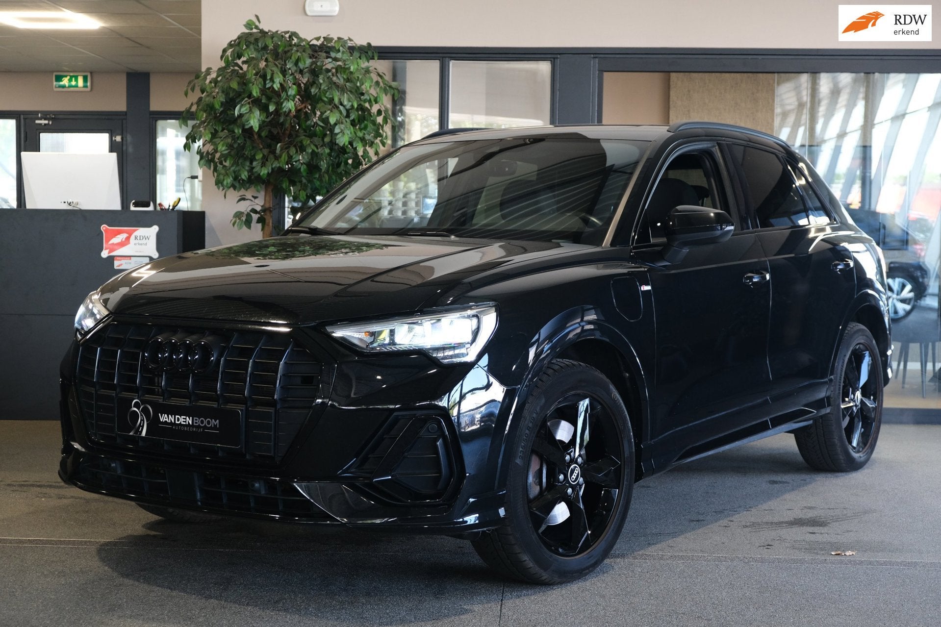 Audi Q3 45 TFSI e S-Line 245 PK Pano Leder Black Pack Led Na, Auto's, Dealer onderhouden, Gebruikt, 4 cilinders, Zwart