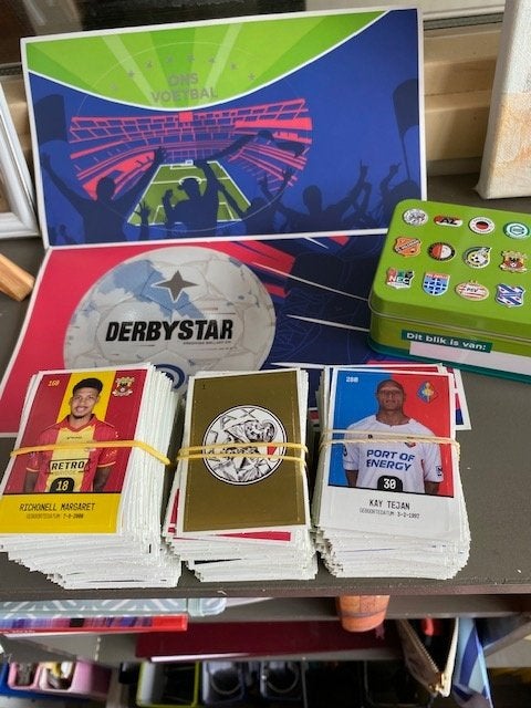 Voetbalplaatjes Plus 2025-2026 te koop € 0,20 p/s, Ophalen, Nieuw