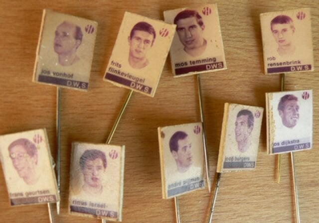9x DWS speldjes uit 60er jaren met o.a. RINUS ISRAEL, Verzamelen, Ophalen of Verzenden, Gebruikt, Sport, Speldje of Pin