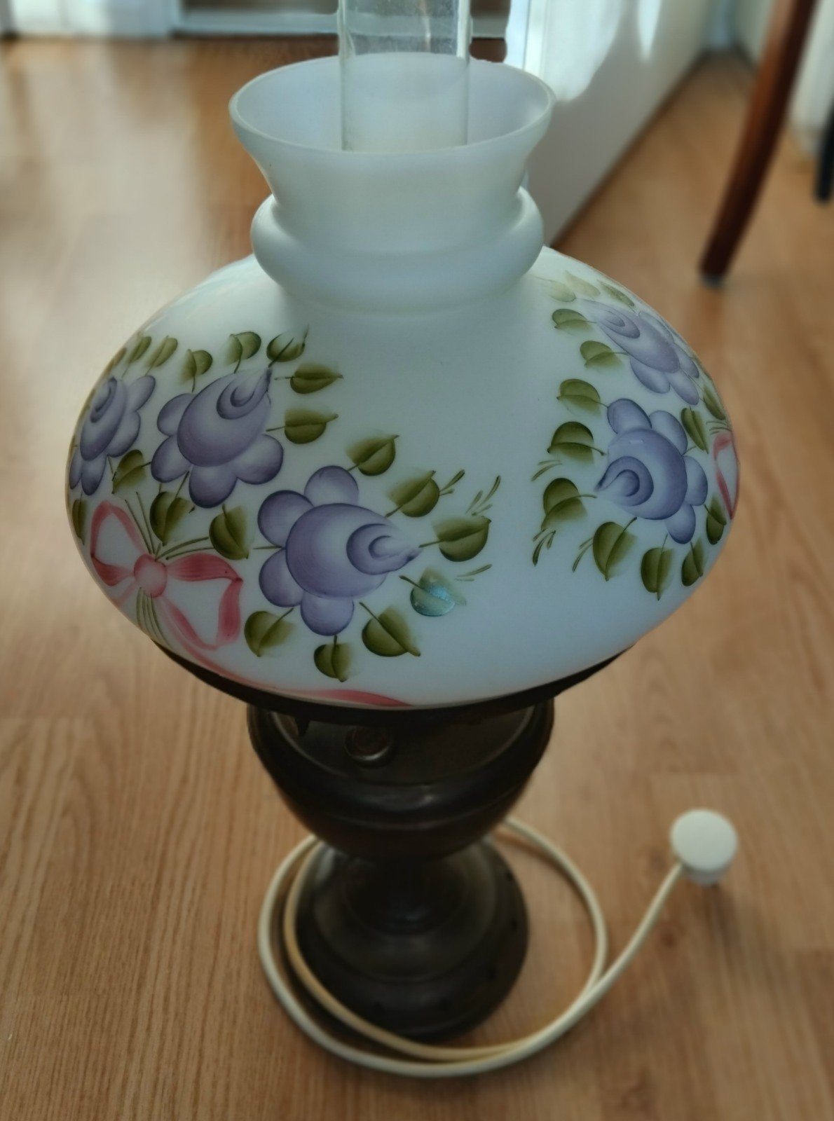 Mooie antieke schemerlamp koperen voet handgeschilderd glas, Ophalen