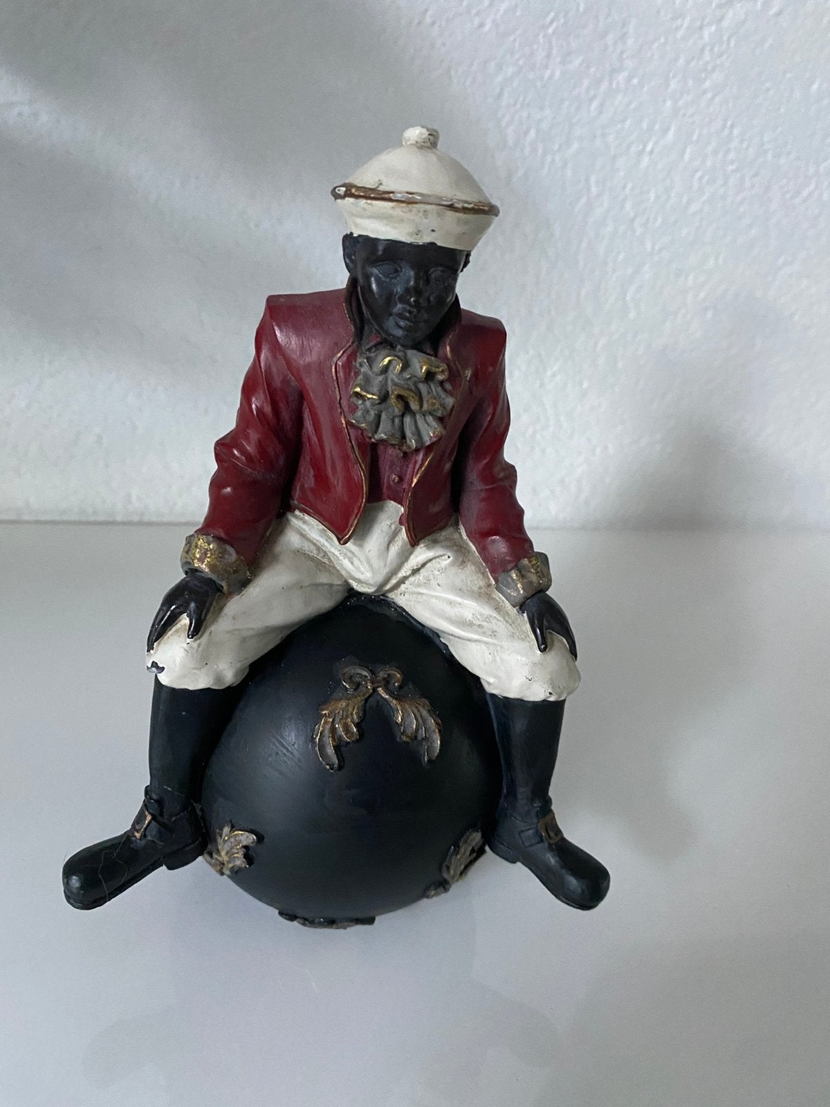 Leuk klein beeldje, man op bol, polyresin, Ophalen
