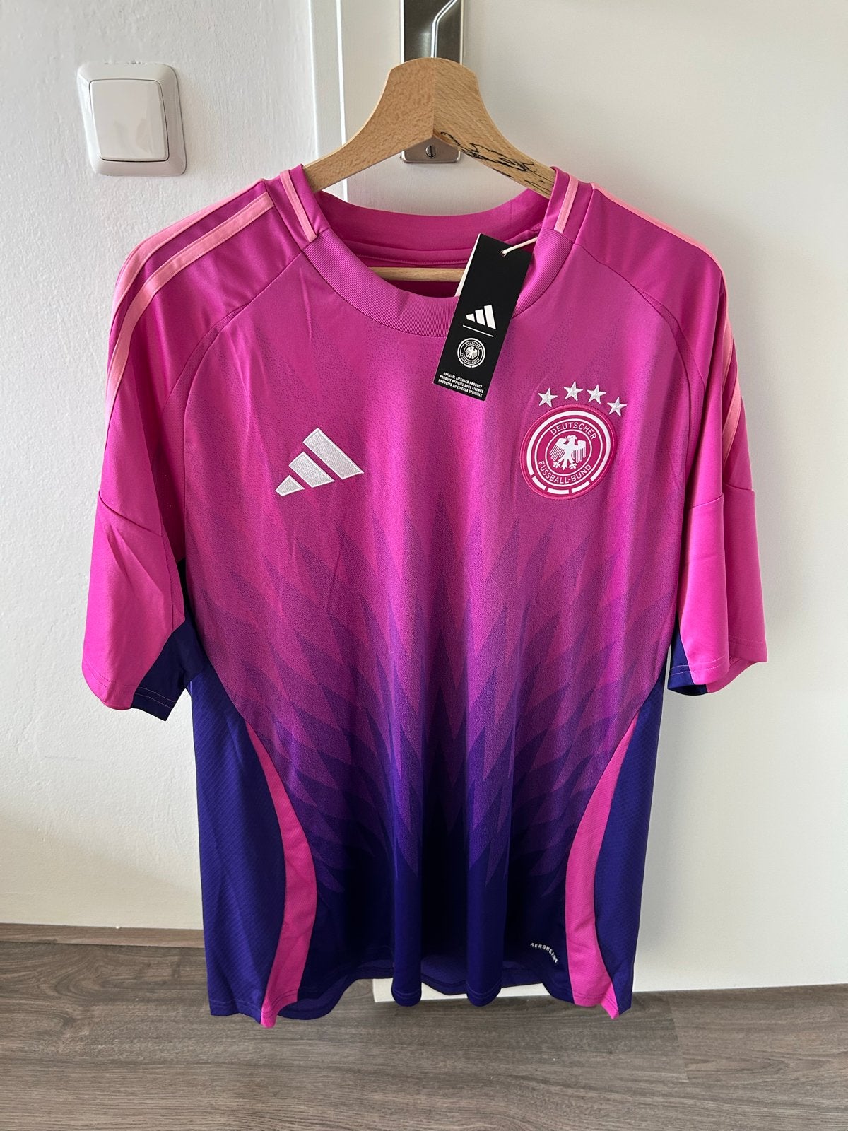 Adidas Duitsland 2024 Uitshirt BNWT Maat 2XL, Nieuw, Overige maten, Ophalen of Verzenden, Roze