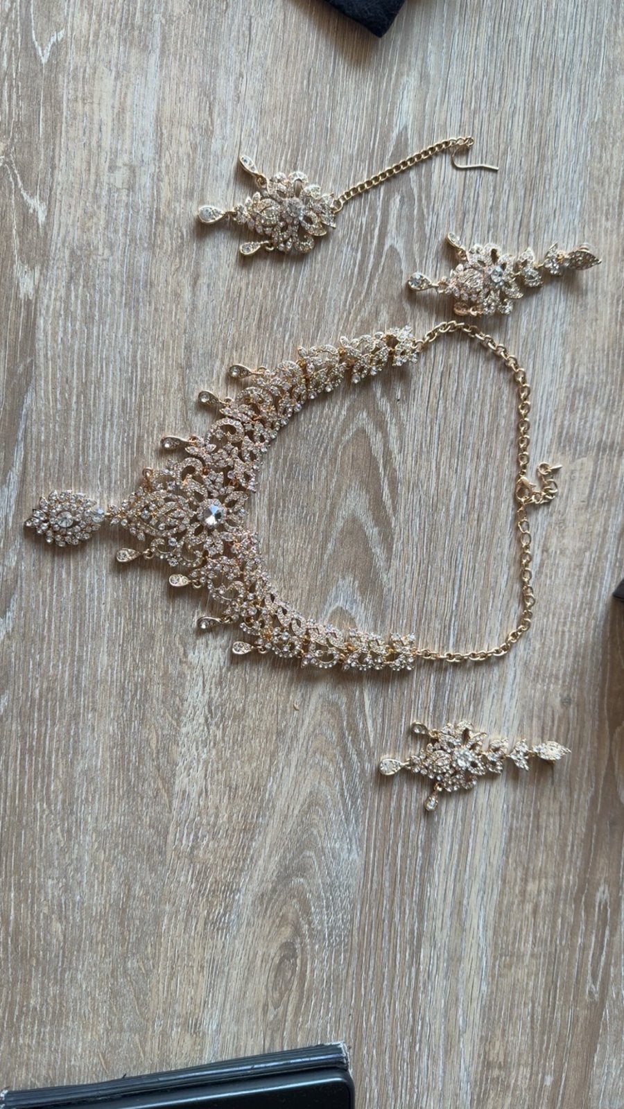 Nieuwe Gouden Ketting met Strass en Oorbellen, Sieraden, Tassen en Uiterlijk, Overige materialen, Nieuw, Ophalen of Verzenden