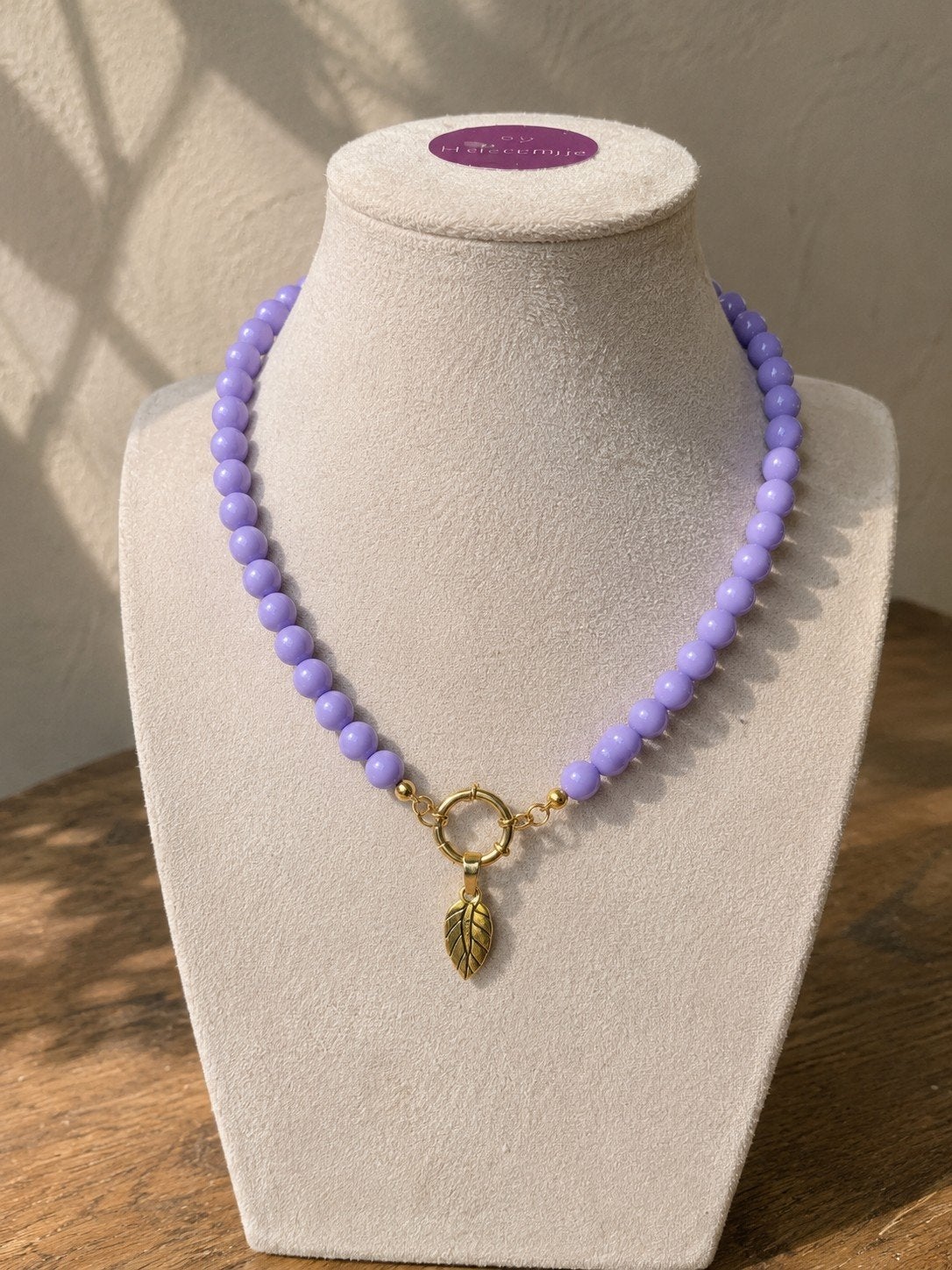 Handgemaakte Pastel Paarse Ketting met Veer Bedeltje, Paars, Nieuw, Ophalen of Verzenden, Overige materialen