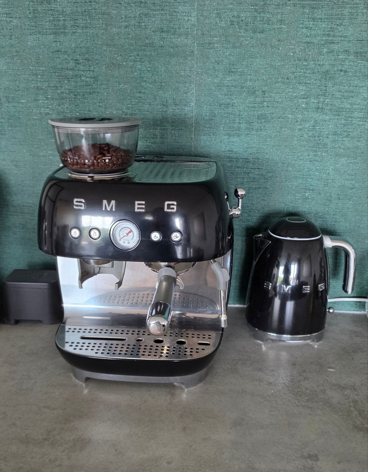 SMEG Waterkoker Glanzend Zwart - KLF03BLEU, 1 tot 2 liter, Ophalen, Zo goed als nieuw