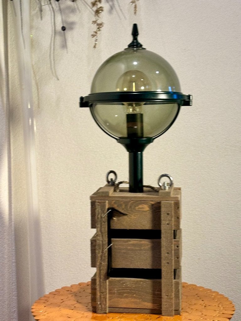 Vloerlamp “Oslo bol op bierkratje”, Huis en Inrichting, Lampen | Vloerlampen, Ophalen, Overige materialen, Zo goed als nieuw, Minder dan 100 cm