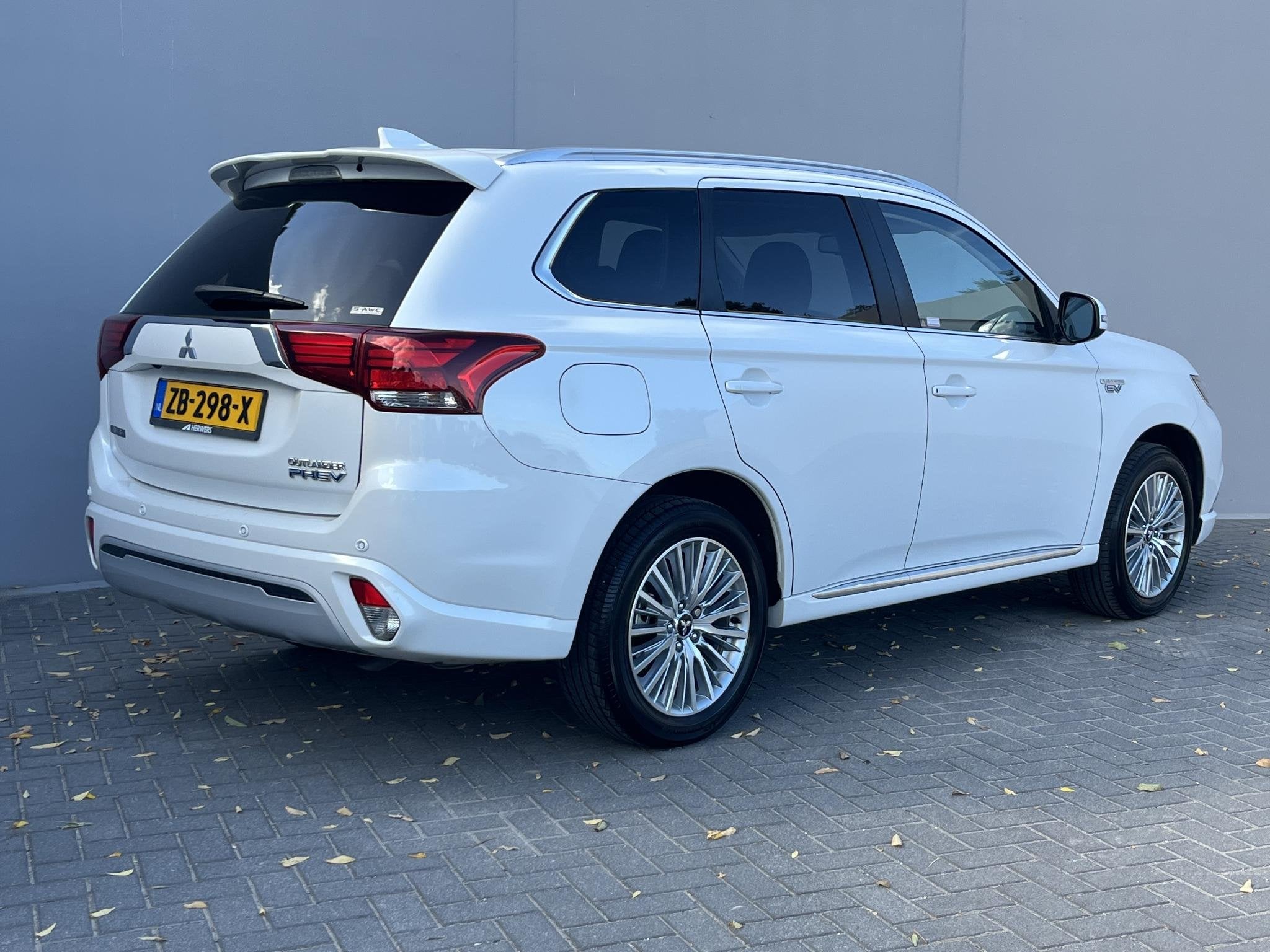 Mitsubishi Outlander 2.4 PHEV Intense+ 100% dealer onderhoud, Auto's, Automaat, Euro 6, 4 cilinders, Bedrijf
