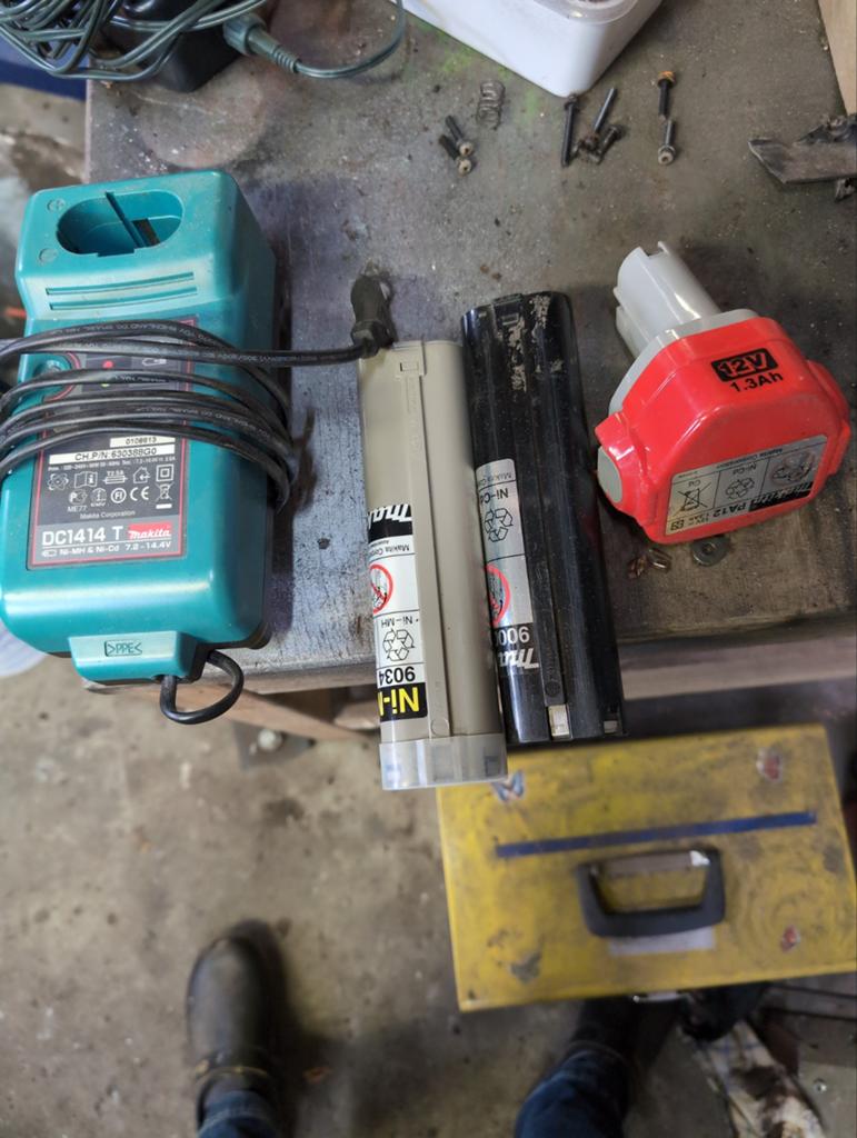 Makita lader, 2x staaf batterij, 1x PA12 1.3ah, Ophalen of Verzenden, Boor- en Schroefmachine