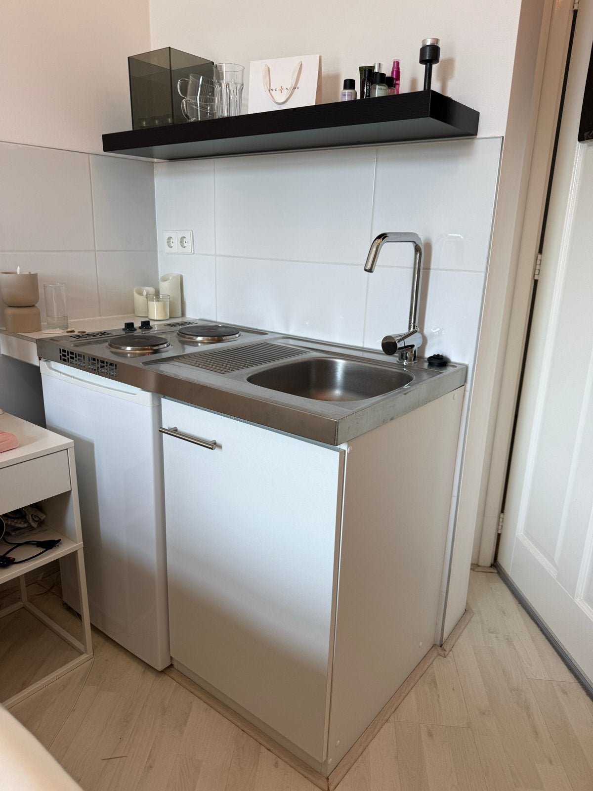 Compacte keuken met 2-pits kookplaat, koelkast en spoelbak, Huis en Inrichting, Ophalen, Gebruikt, Wit, Enkelwandige keuken